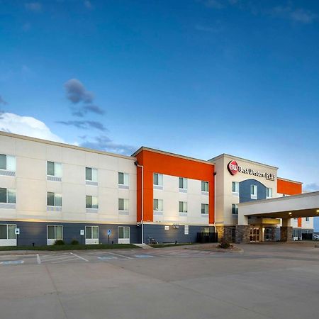 Best Western Plus Pratt Bagian luar foto