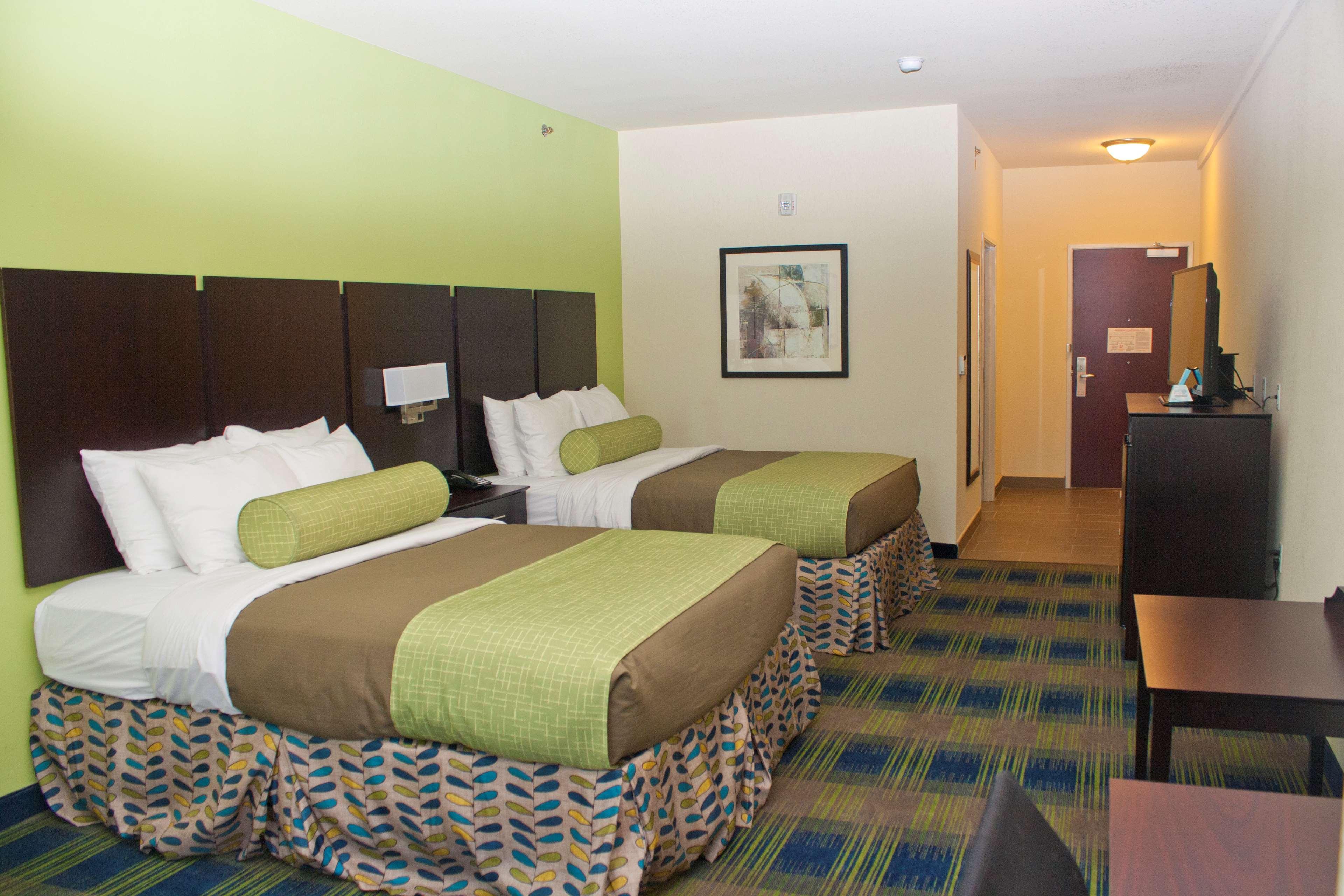 Best Western Plus Pratt Bagian luar foto
