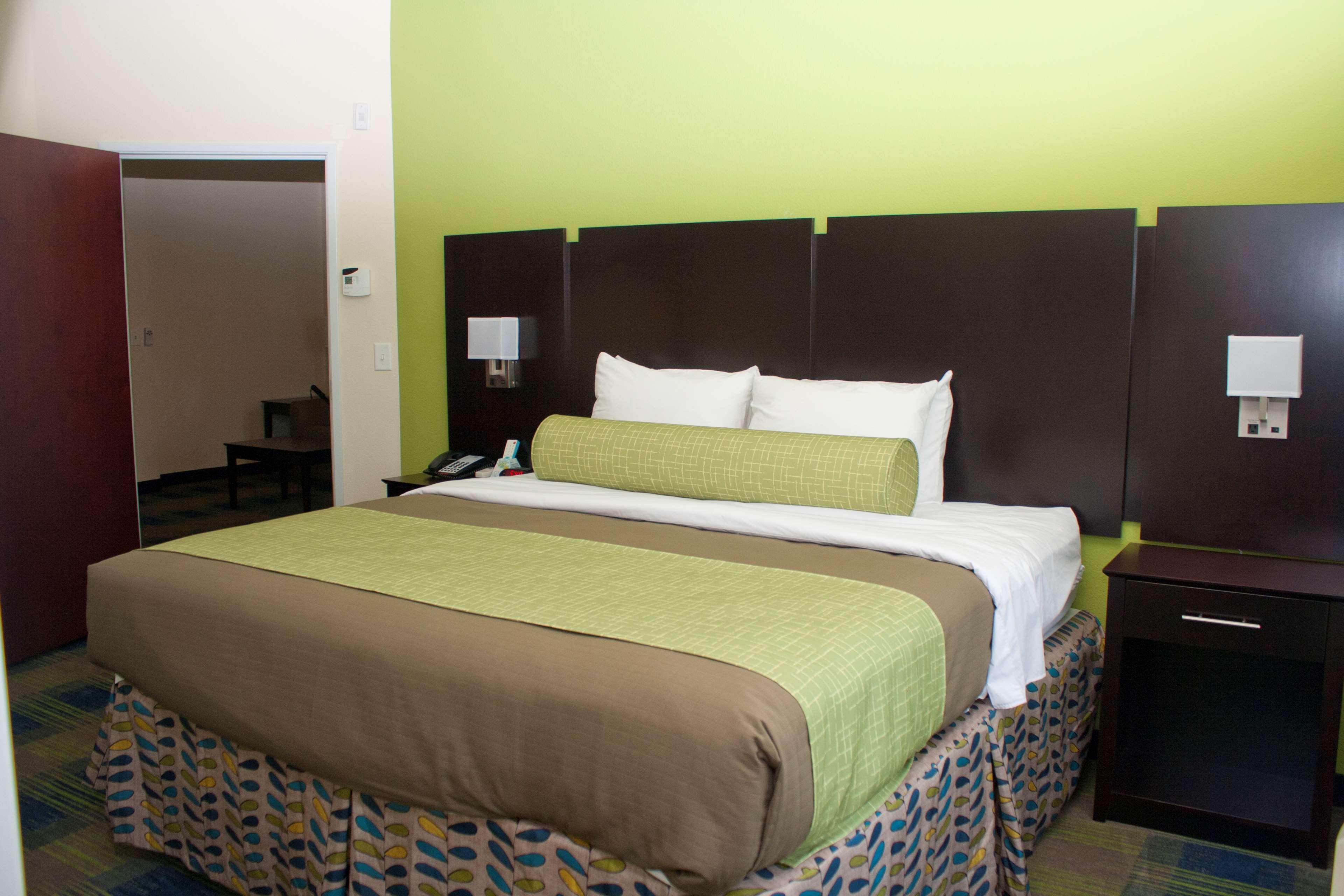 Best Western Plus Pratt Bagian luar foto