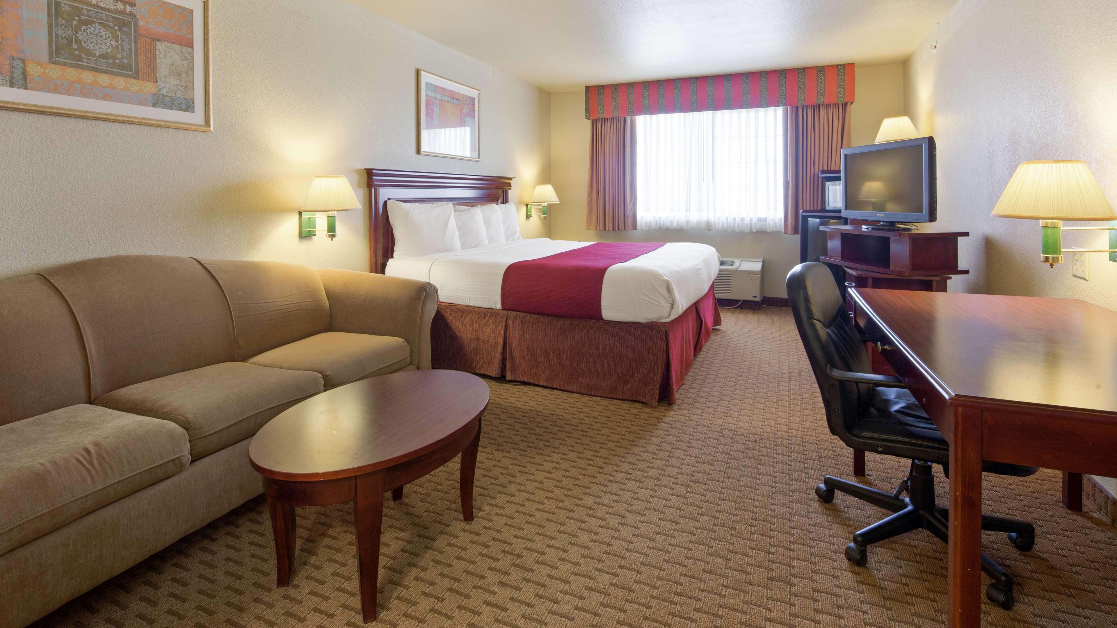 Best Western Plus Pratt Bagian luar foto