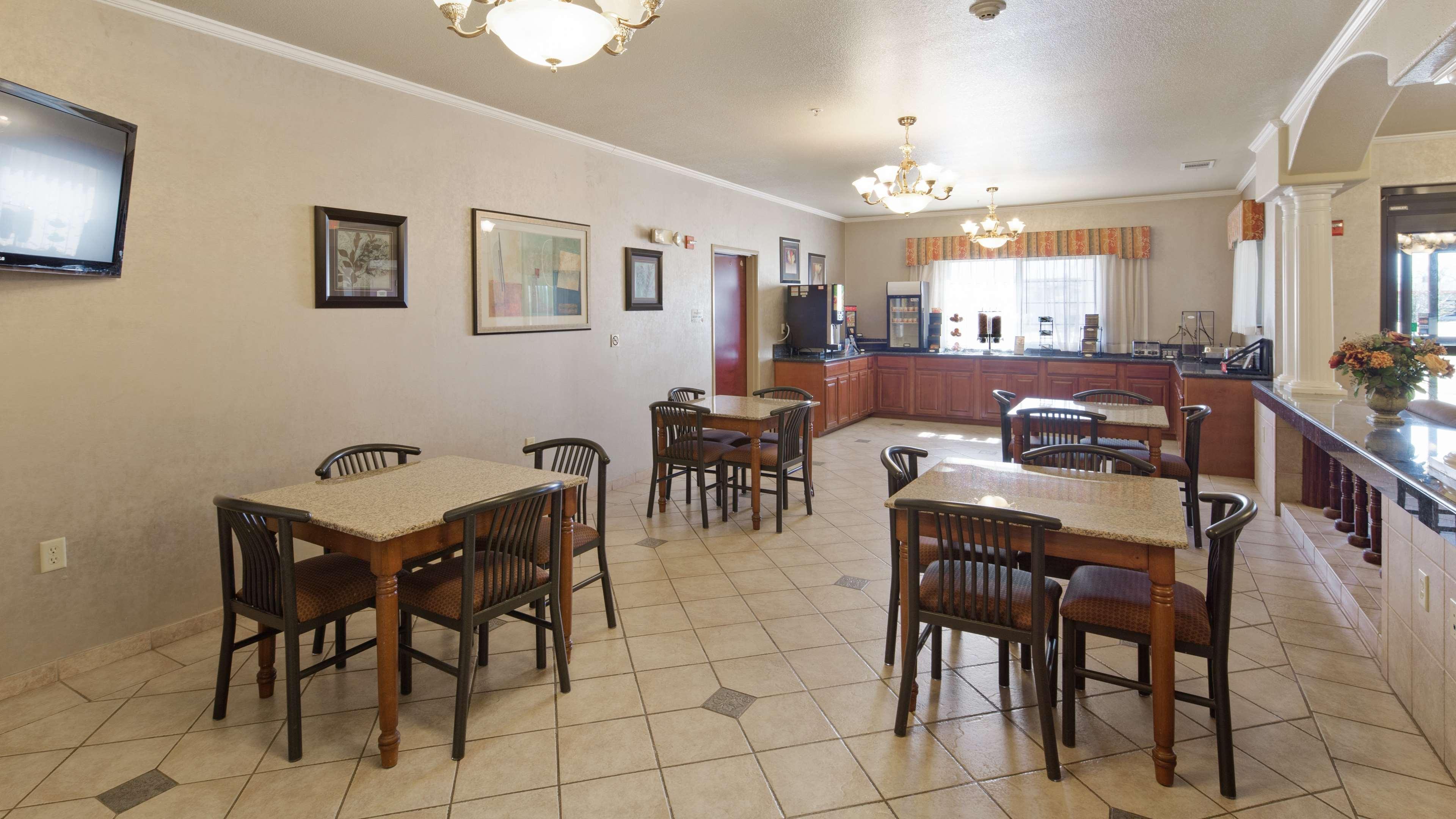 Best Western Plus Pratt Bagian luar foto