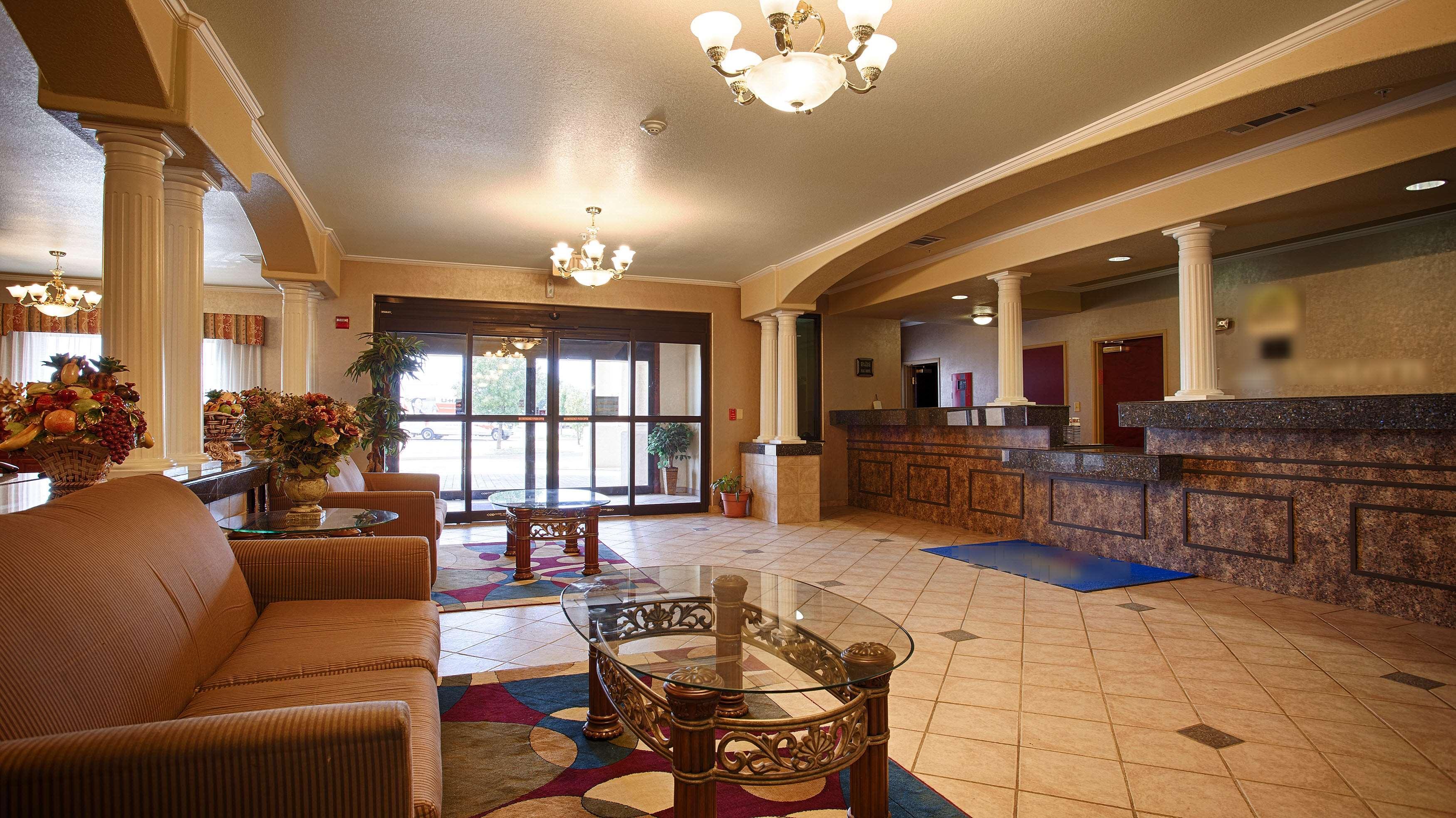 Best Western Plus Pratt Bagian luar foto