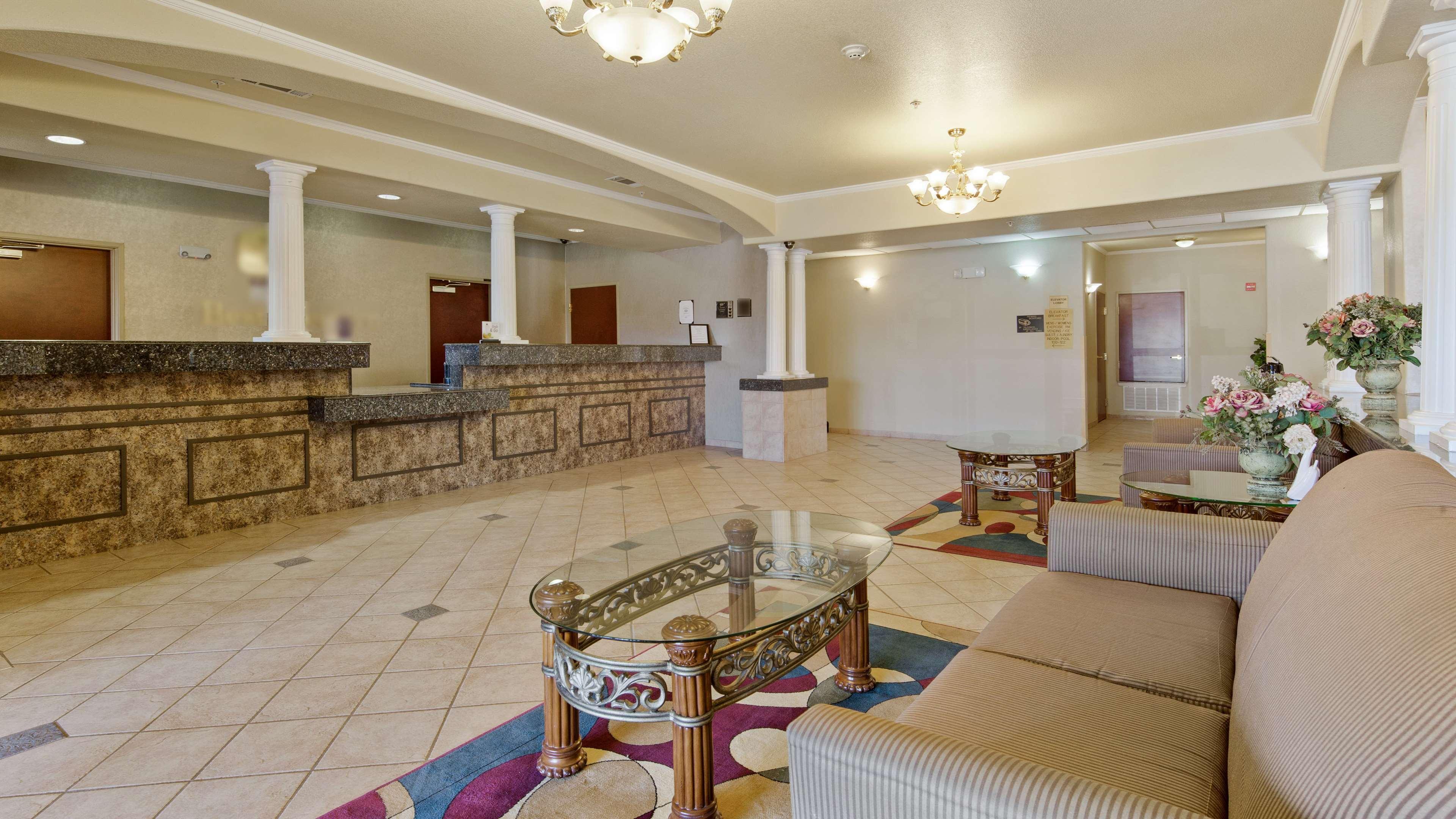 Best Western Plus Pratt Bagian luar foto