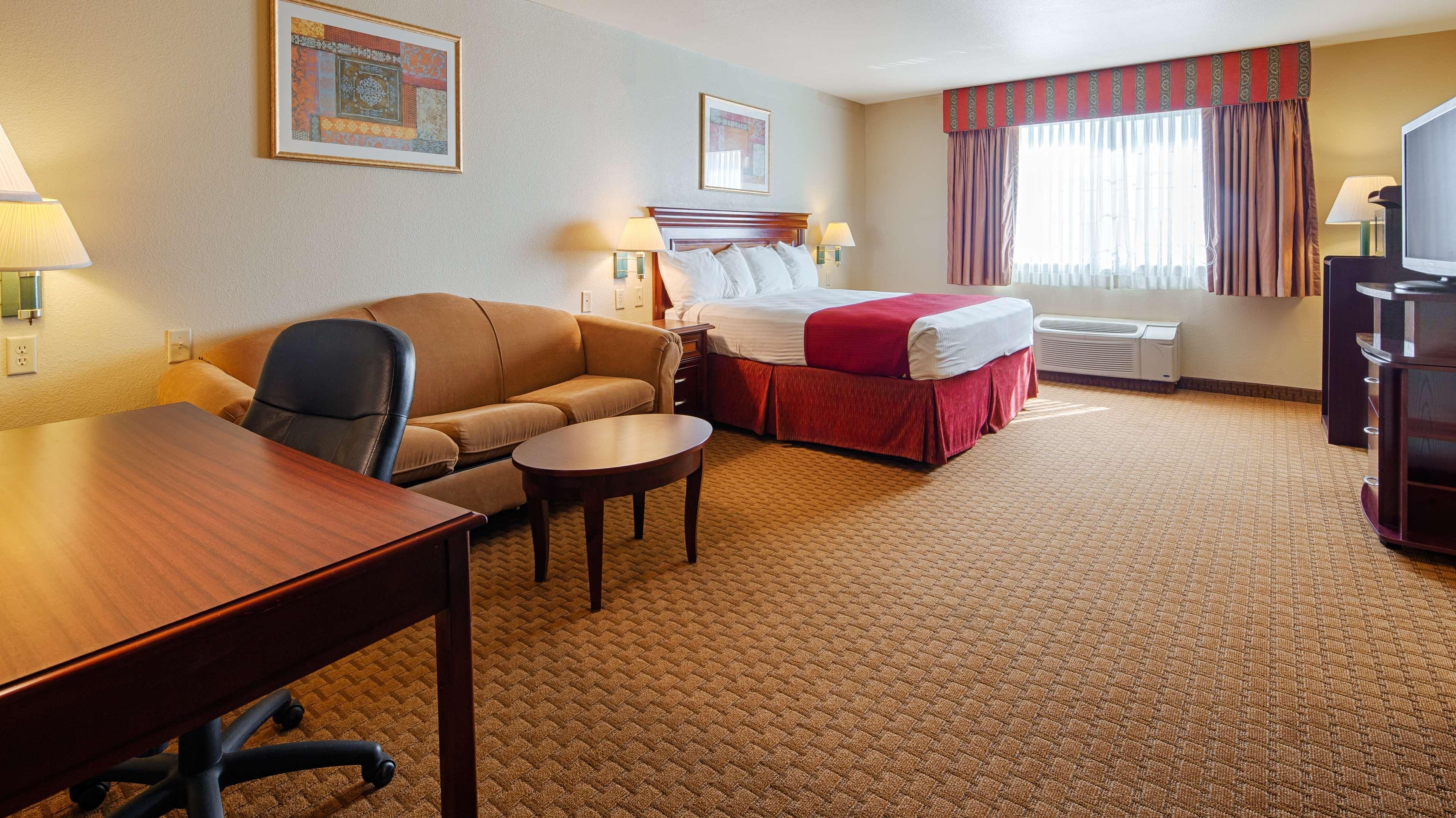 Best Western Plus Pratt Bagian luar foto