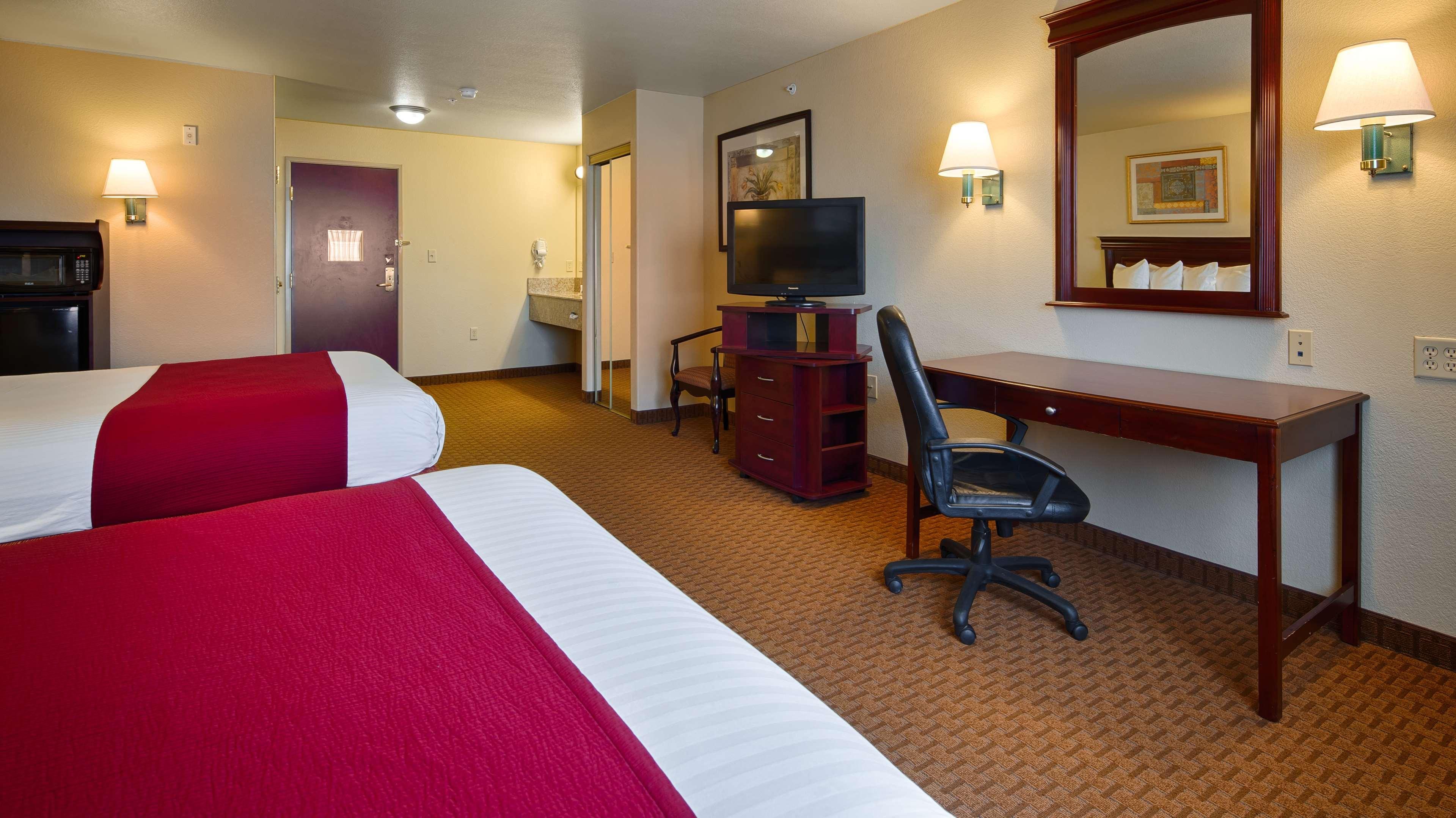 Best Western Plus Pratt Bagian luar foto