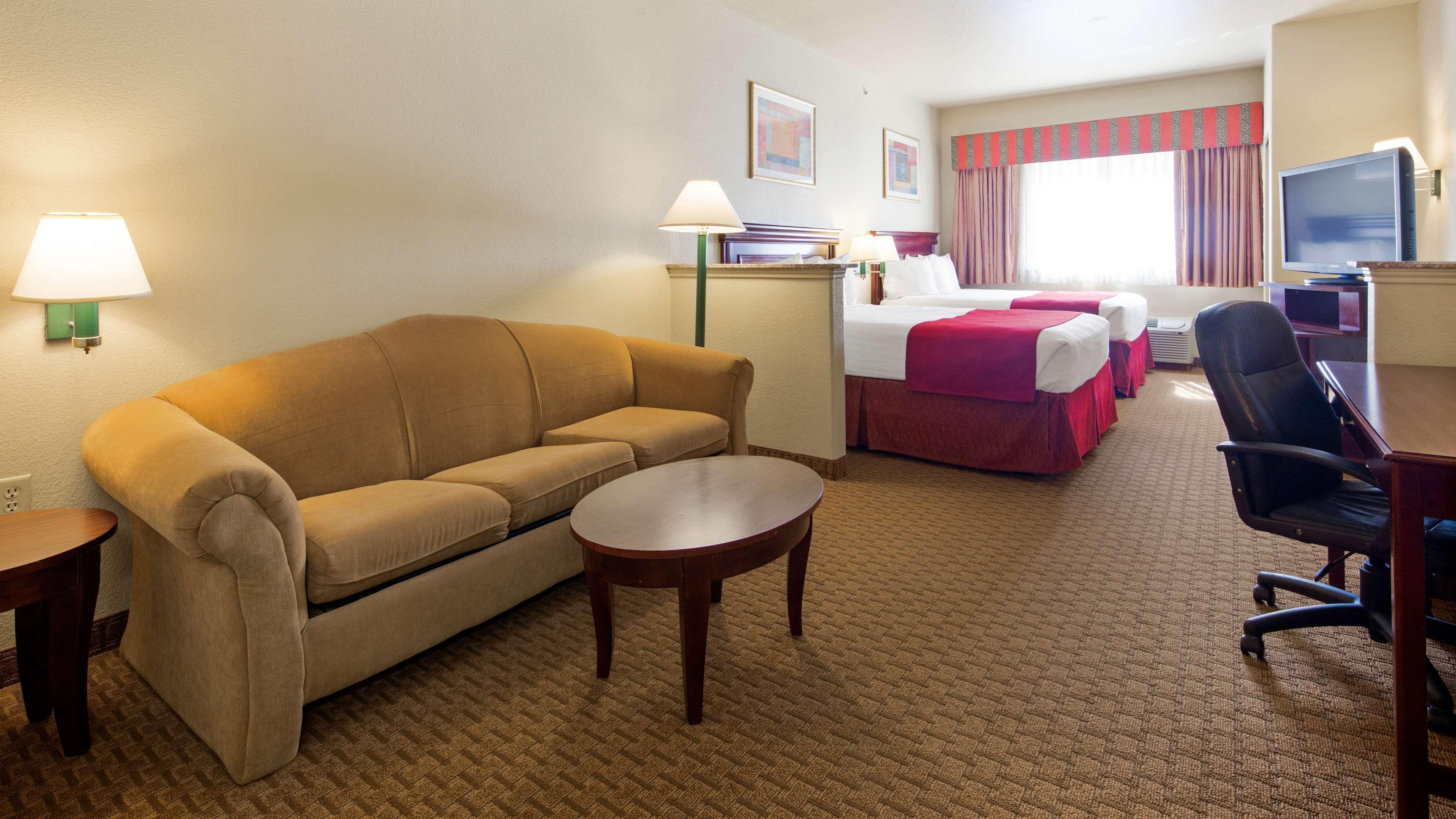 Best Western Plus Pratt Bagian luar foto