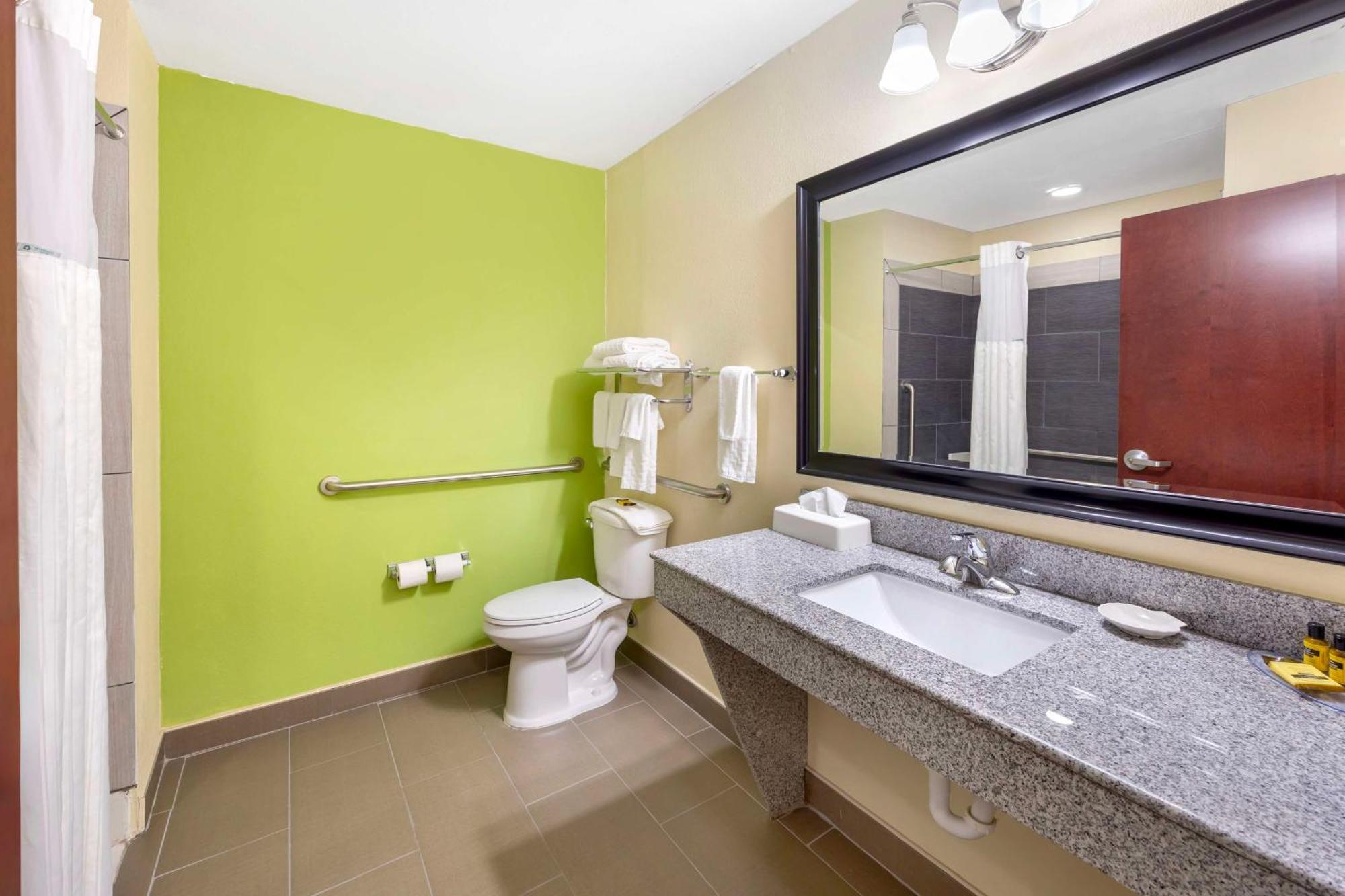 Best Western Plus Pratt Bagian luar foto