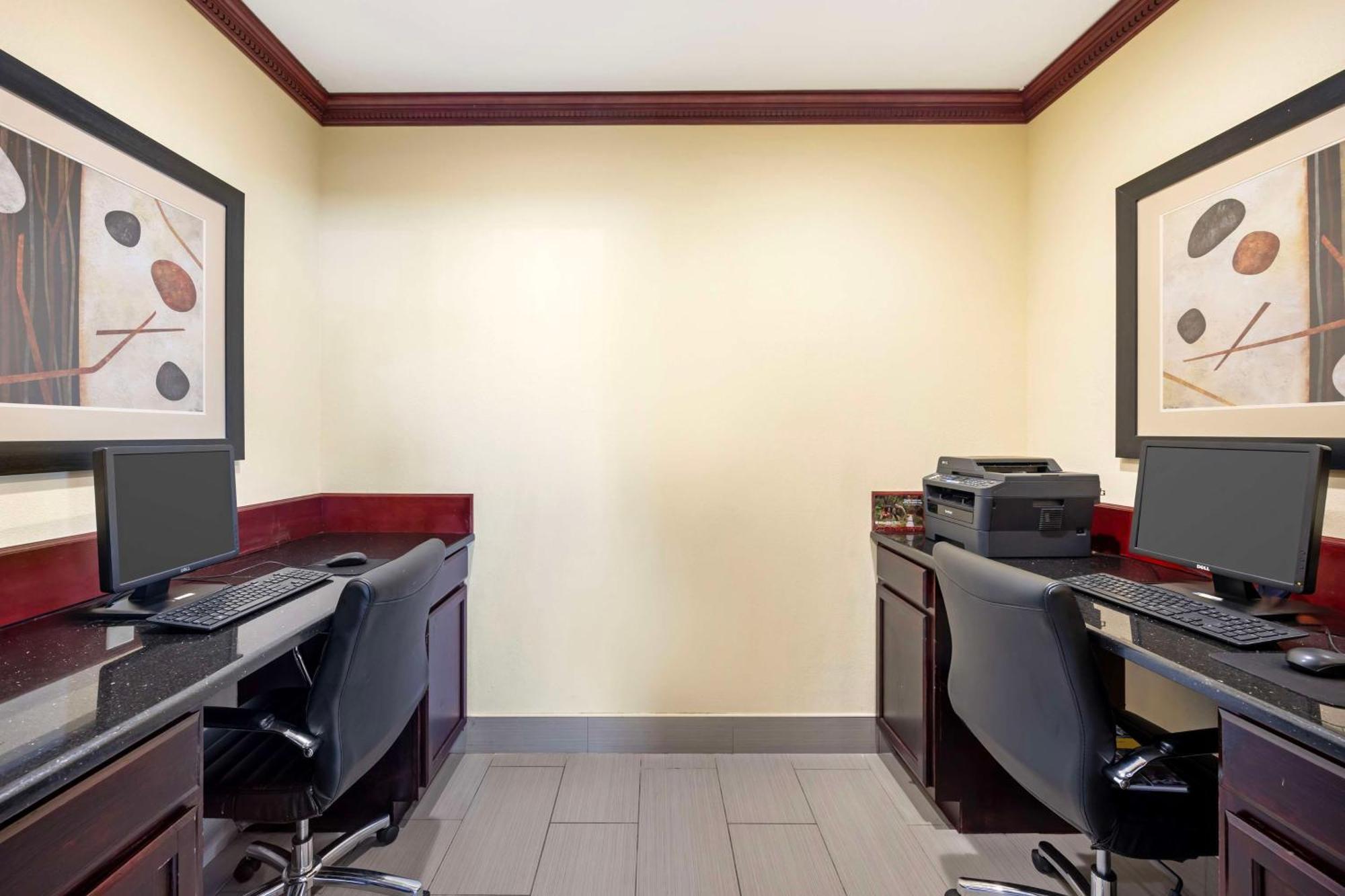 Best Western Plus Pratt Bagian luar foto