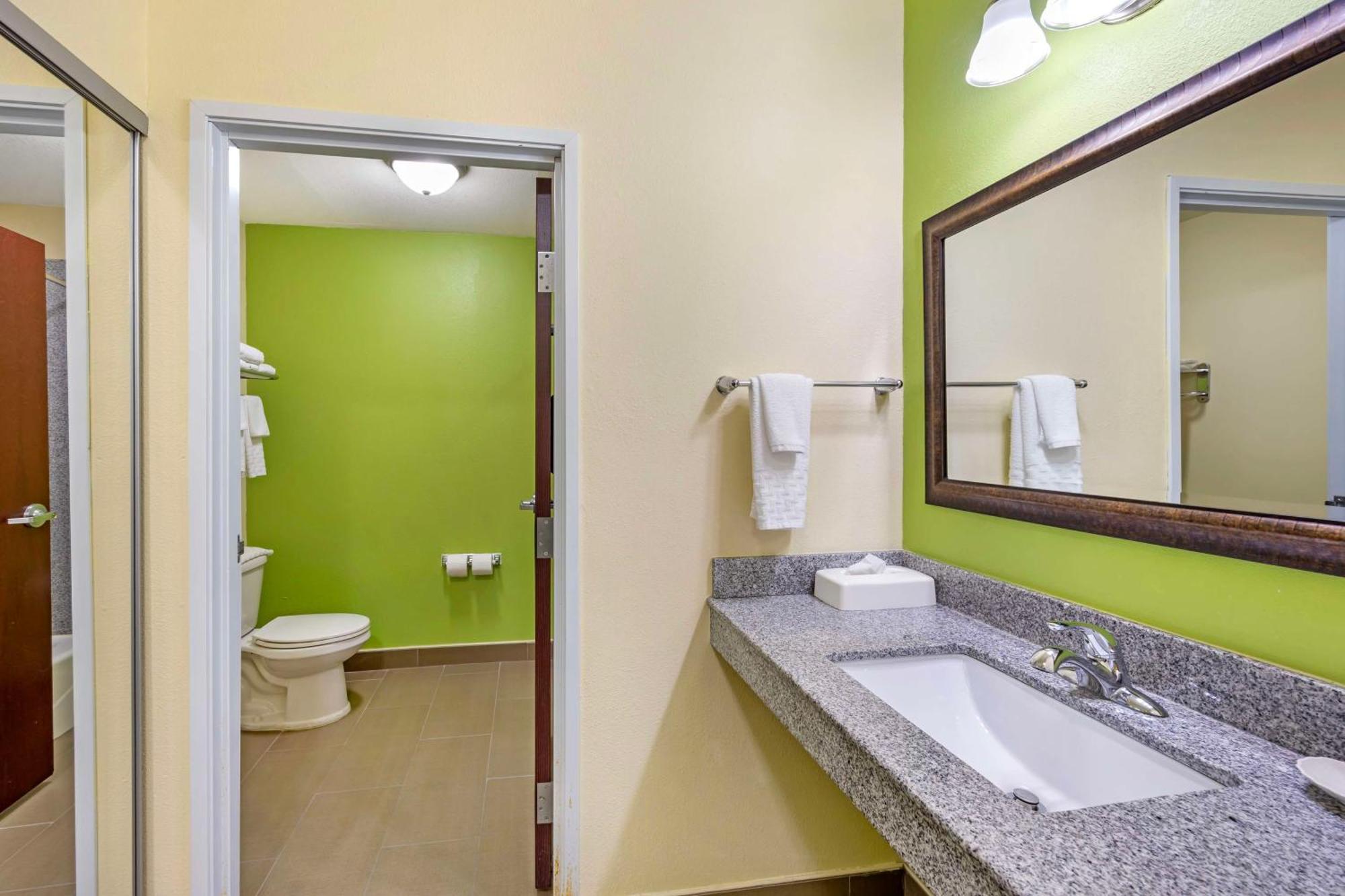 Best Western Plus Pratt Bagian luar foto