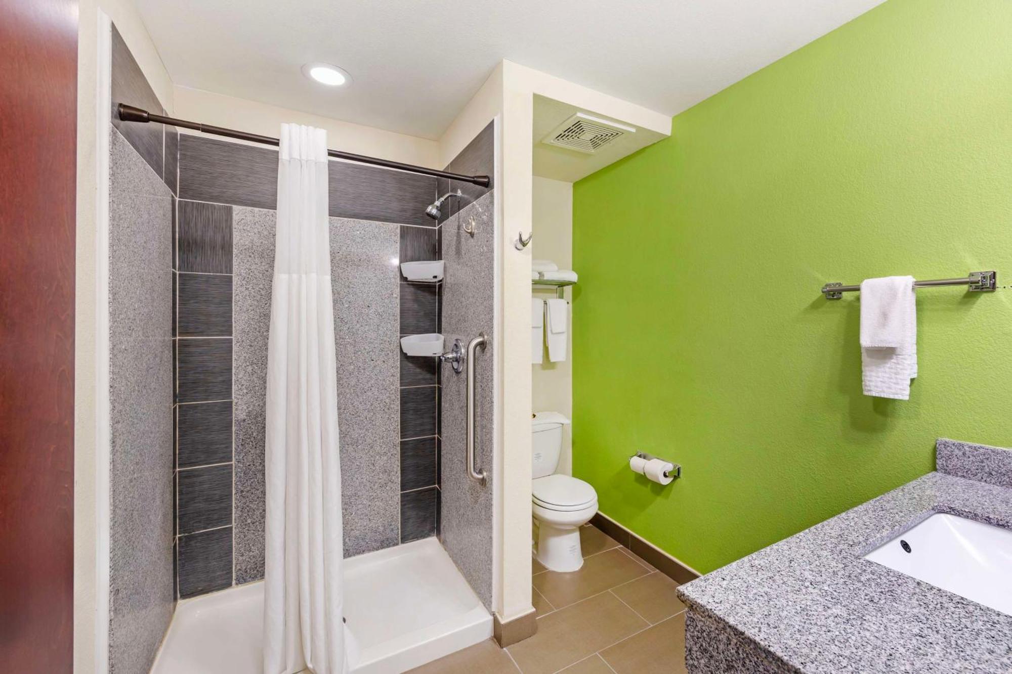 Best Western Plus Pratt Bagian luar foto