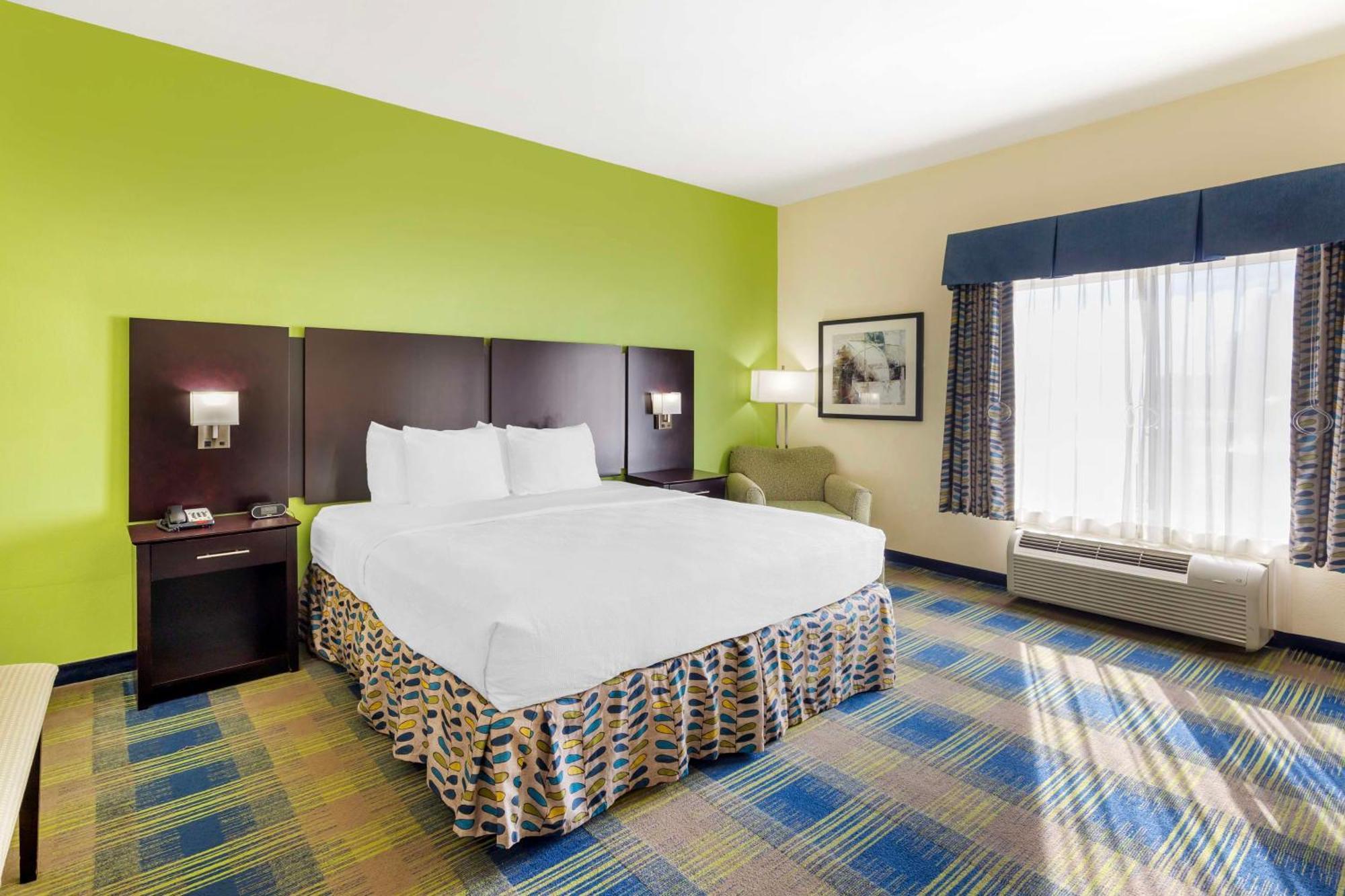 Best Western Plus Pratt Bagian luar foto