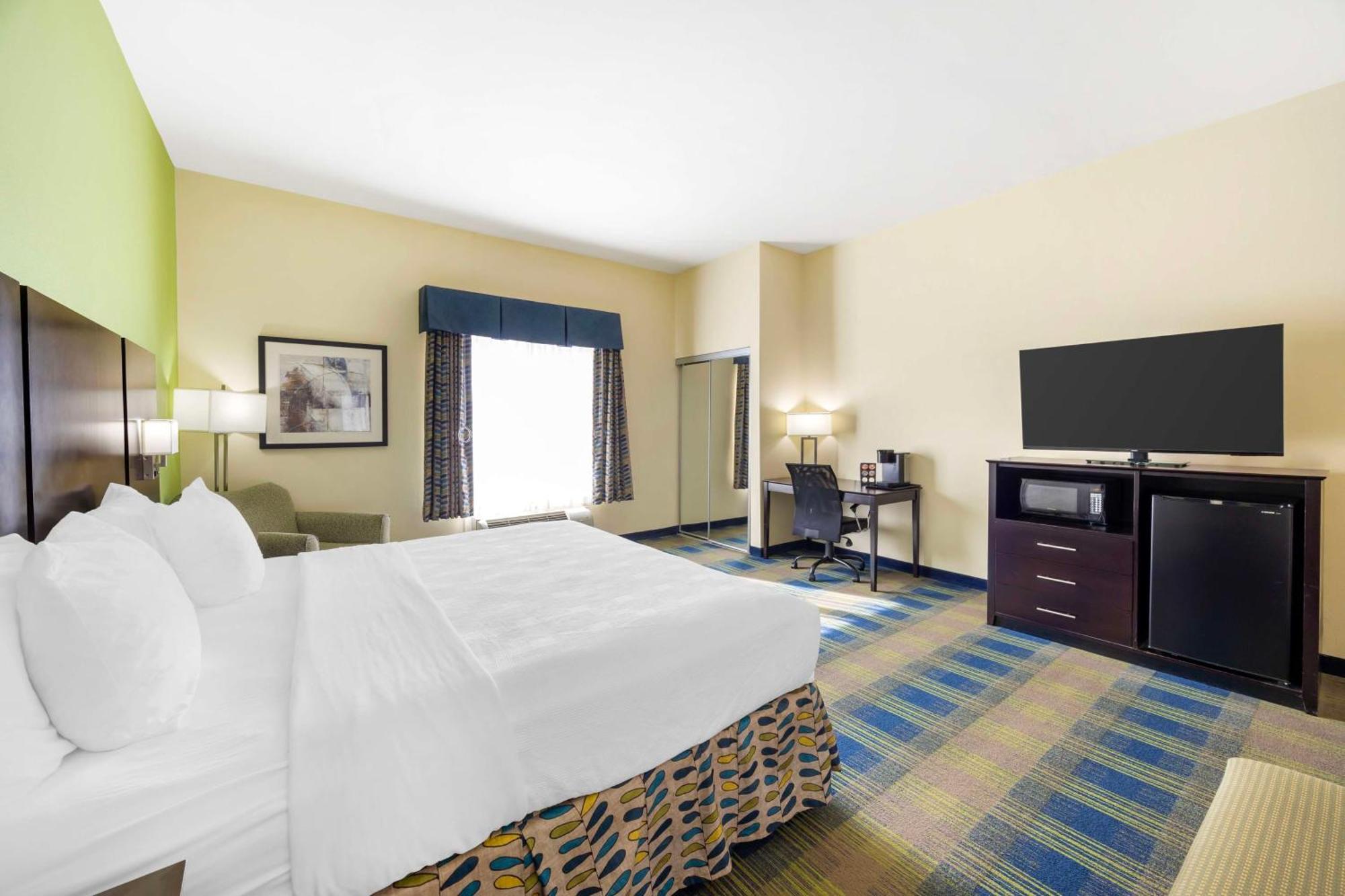 Best Western Plus Pratt Bagian luar foto