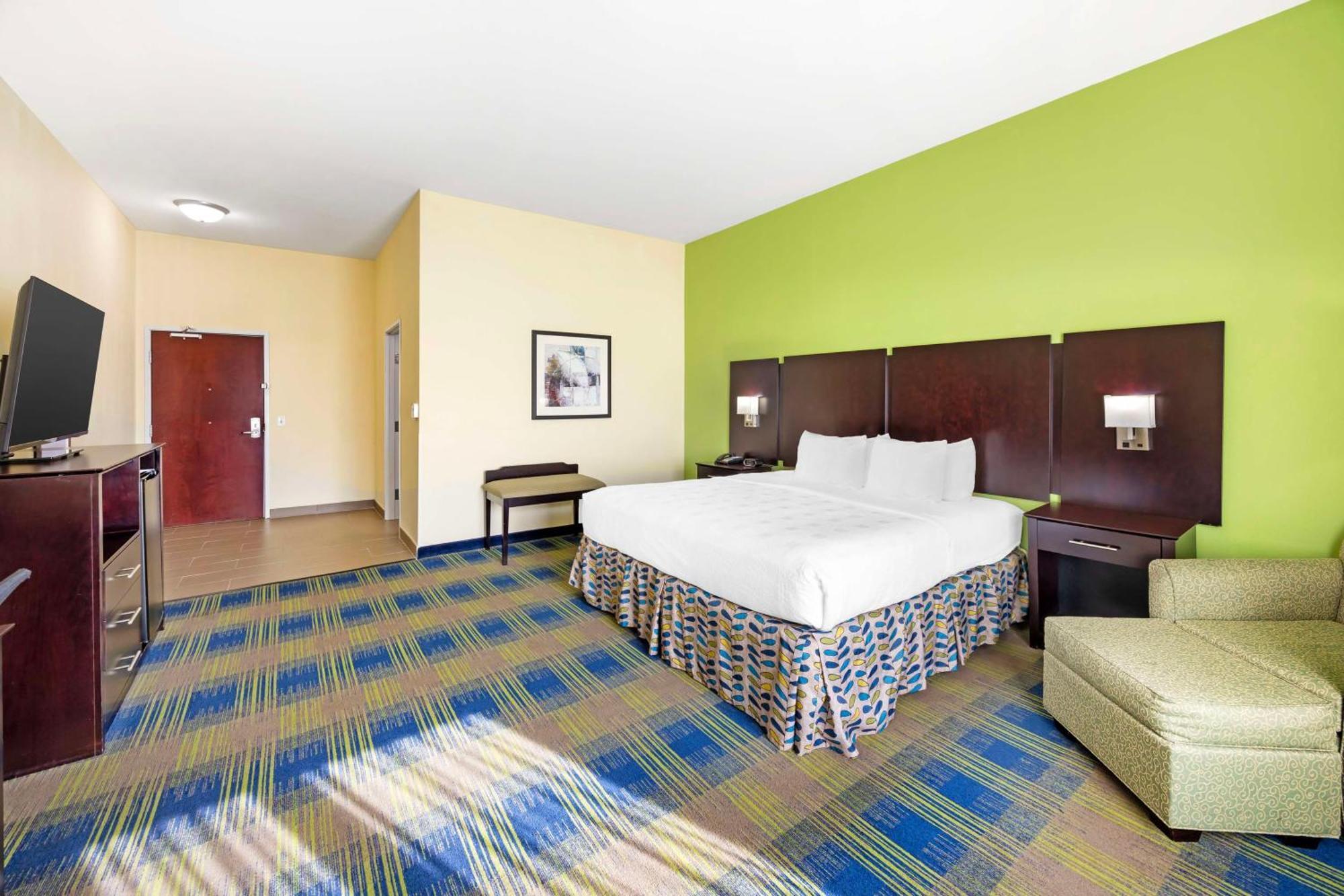 Best Western Plus Pratt Bagian luar foto