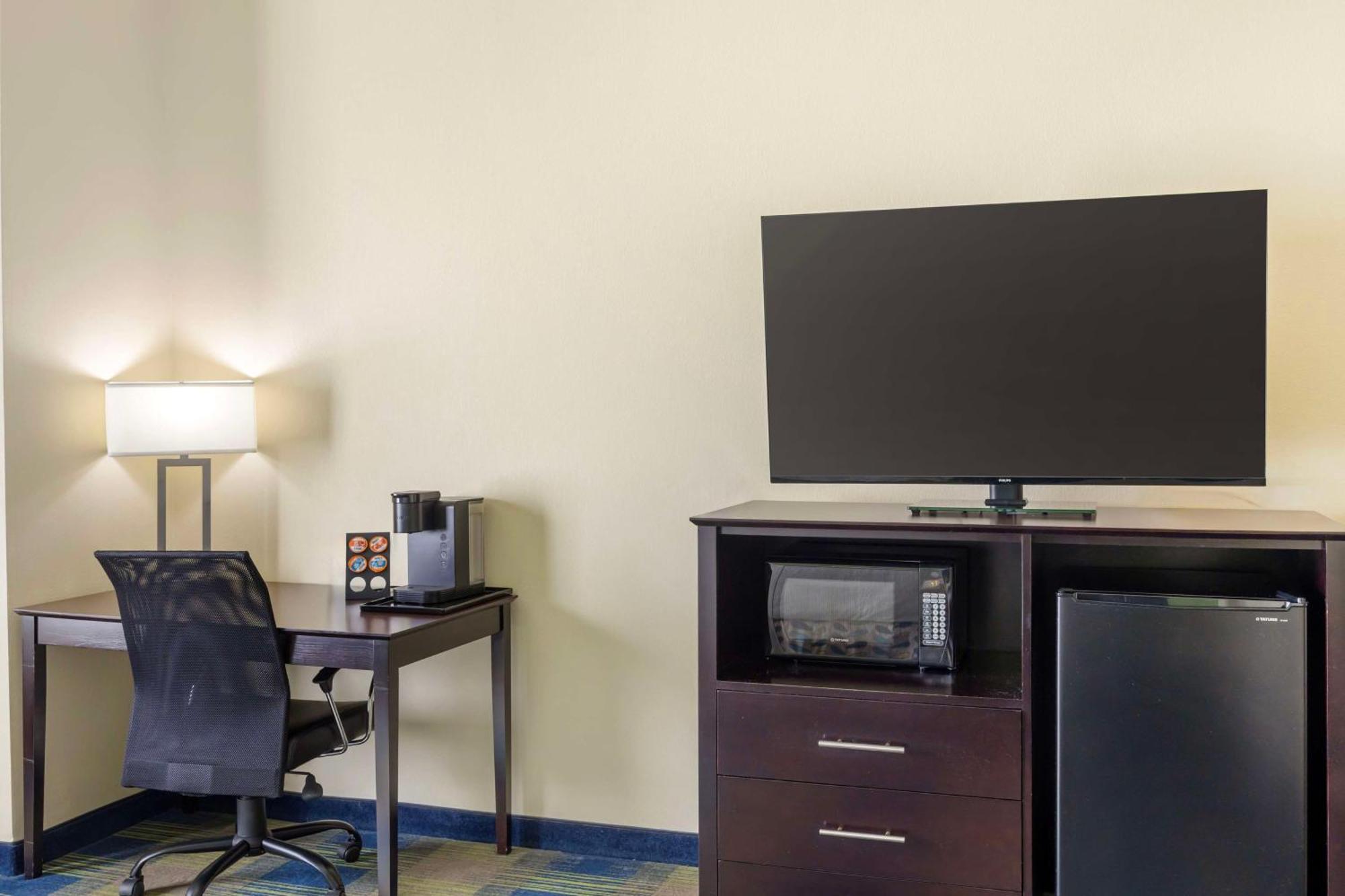 Best Western Plus Pratt Bagian luar foto