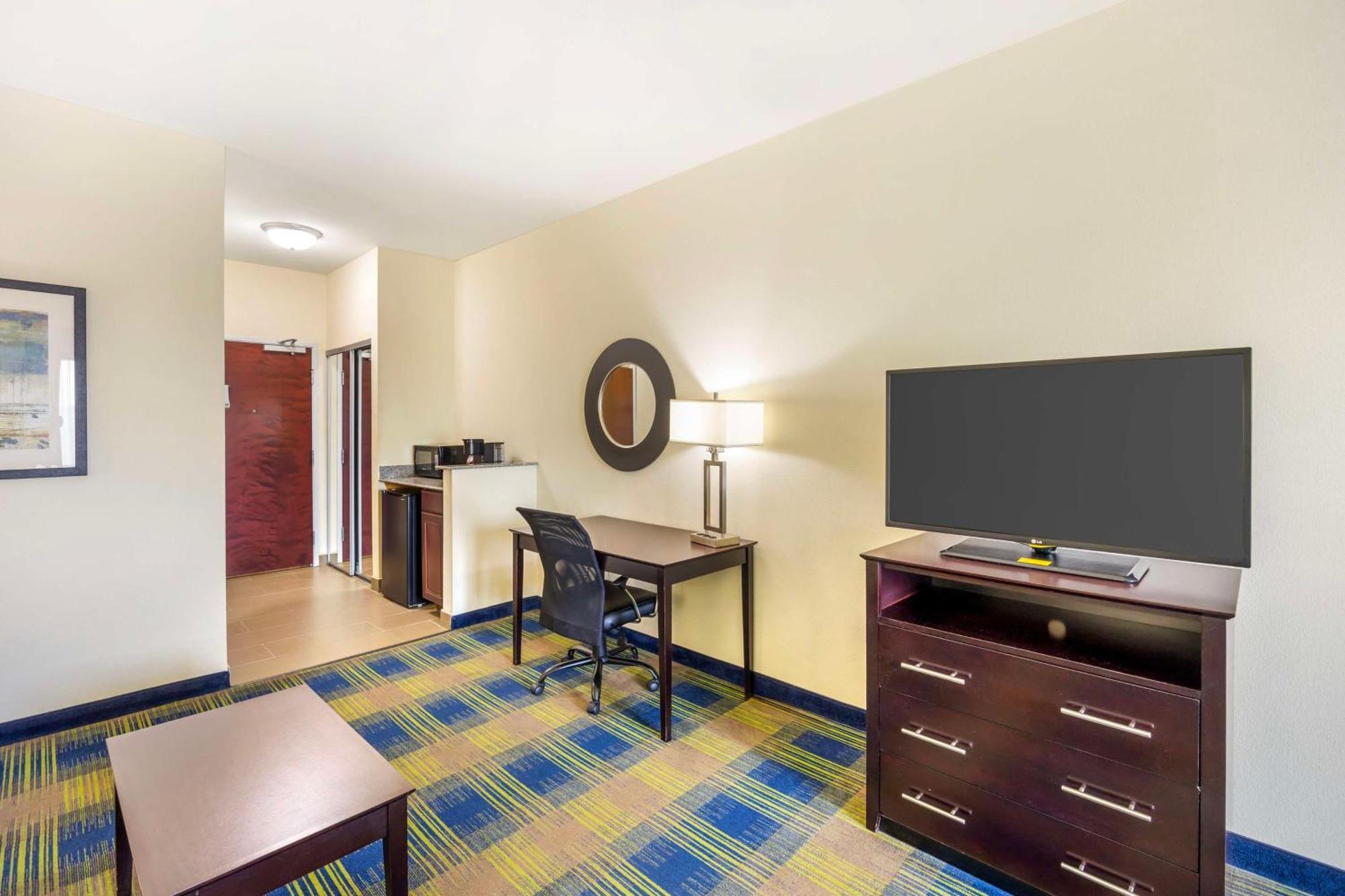 Best Western Plus Pratt Bagian luar foto
