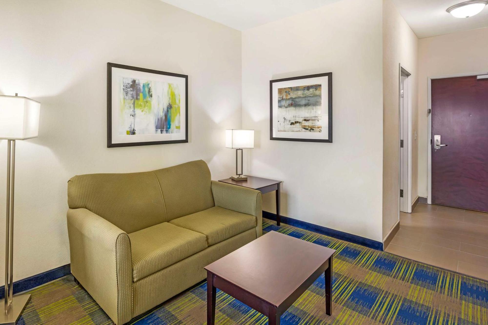 Best Western Plus Pratt Bagian luar foto