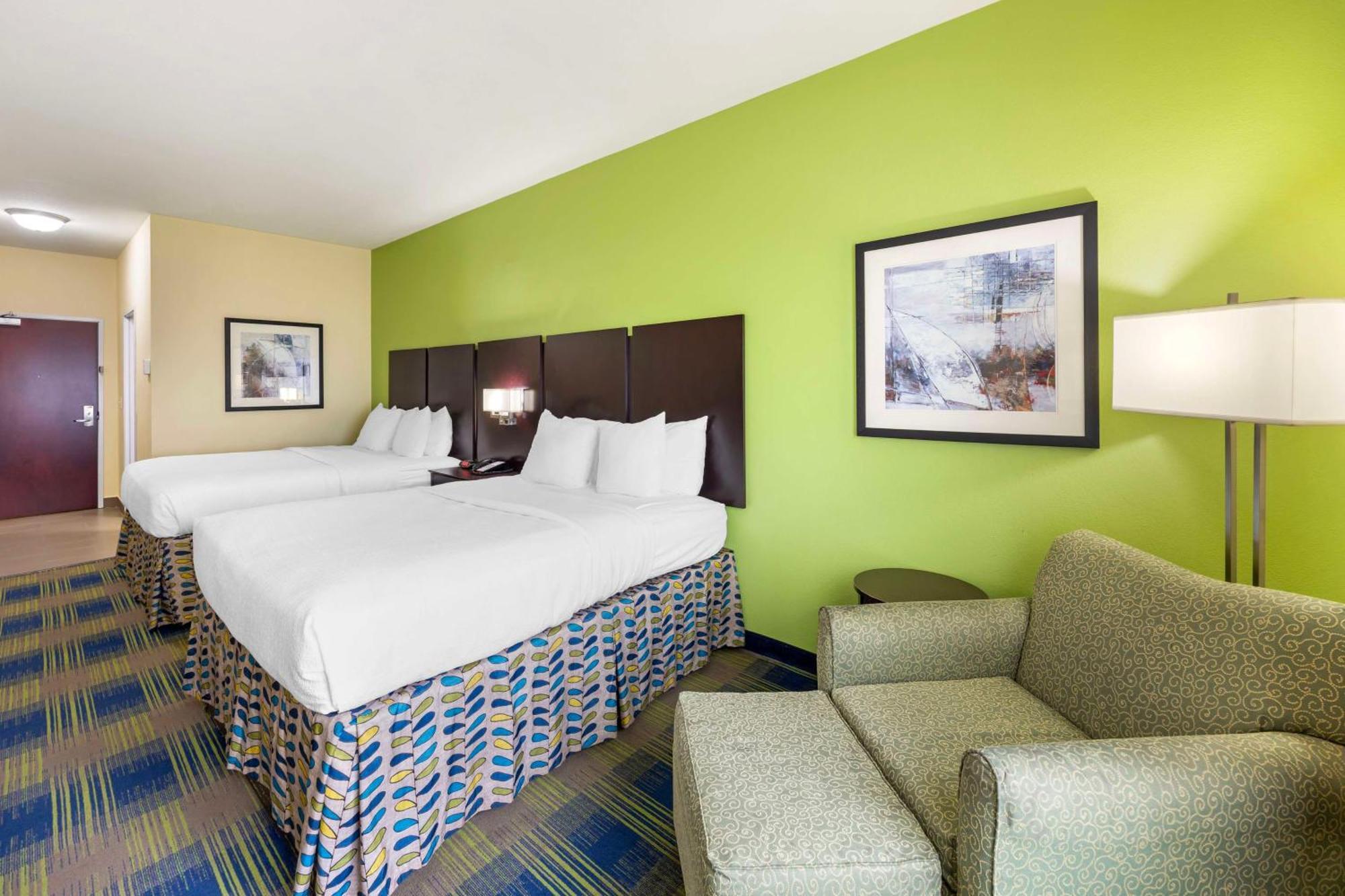 Best Western Plus Pratt Bagian luar foto