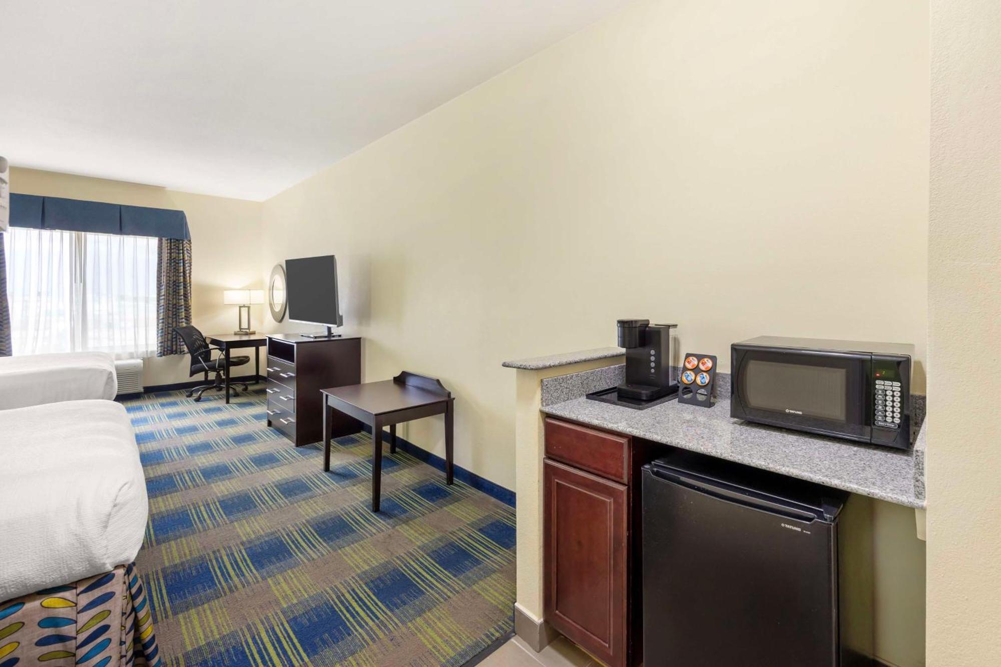 Best Western Plus Pratt Bagian luar foto