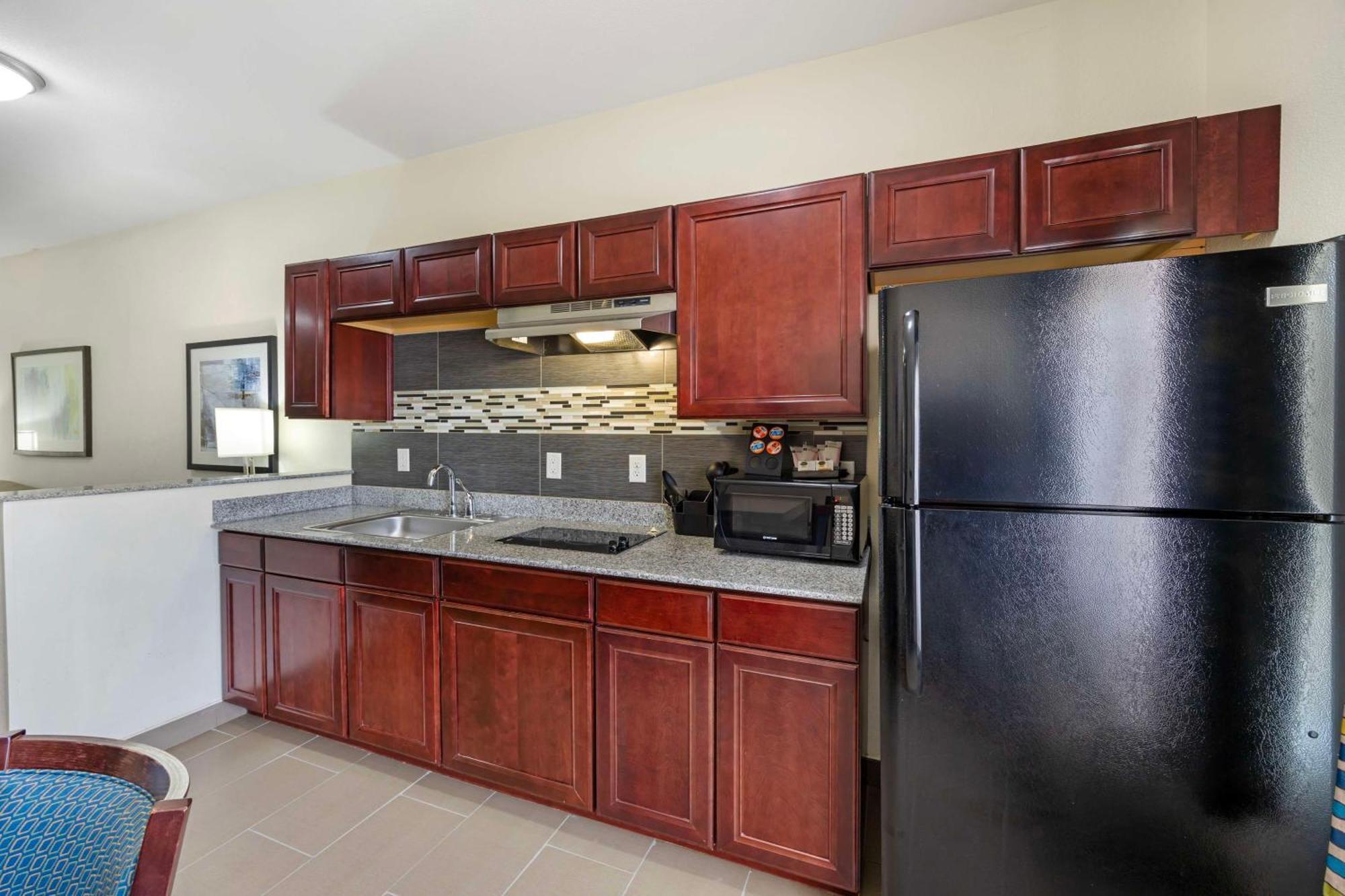 Best Western Plus Pratt Bagian luar foto
