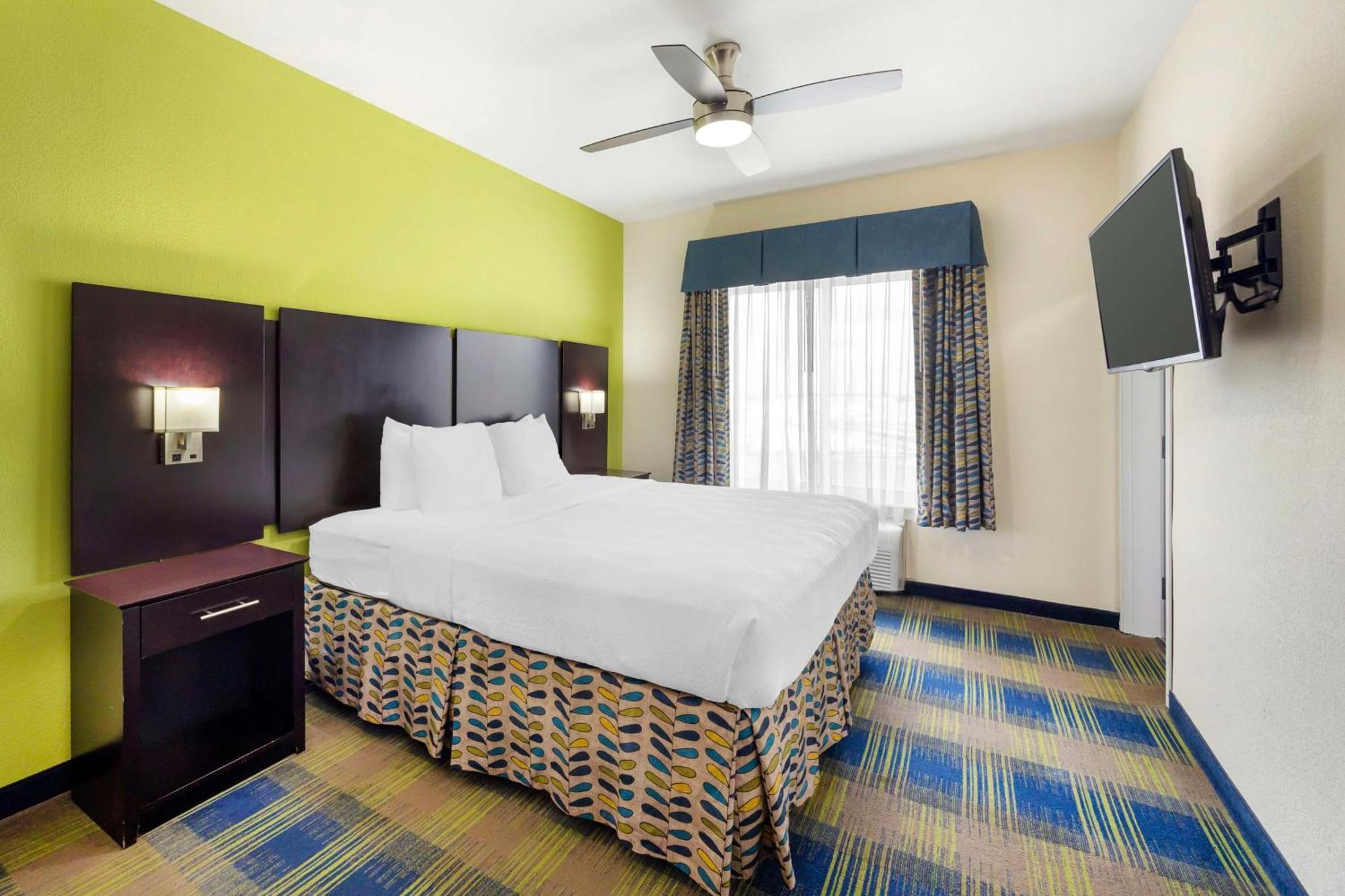 Best Western Plus Pratt Bagian luar foto