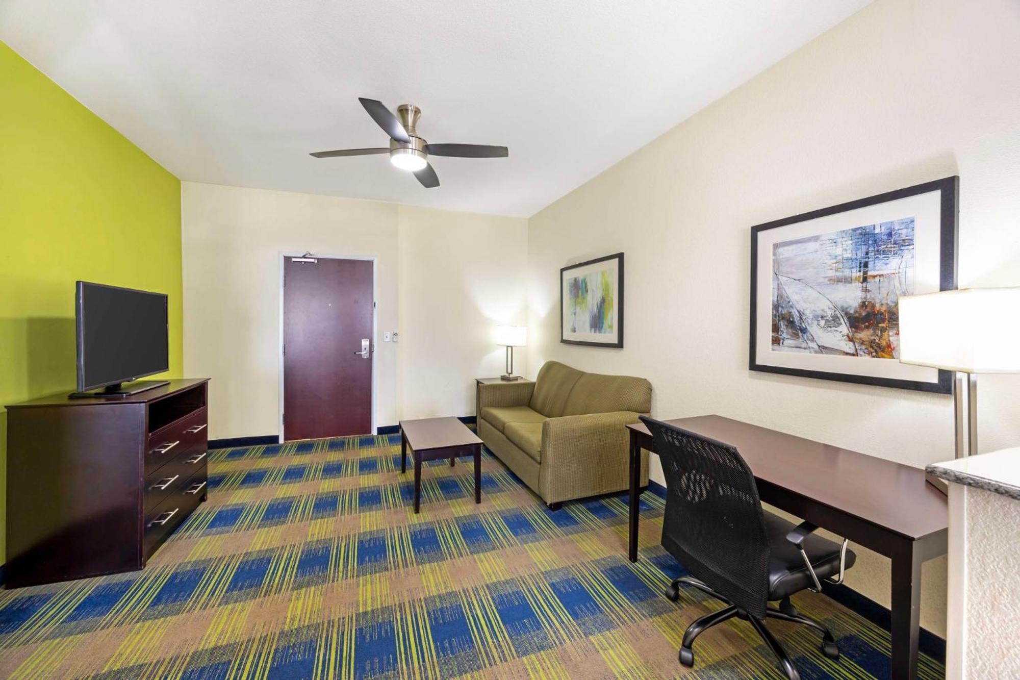 Best Western Plus Pratt Bagian luar foto