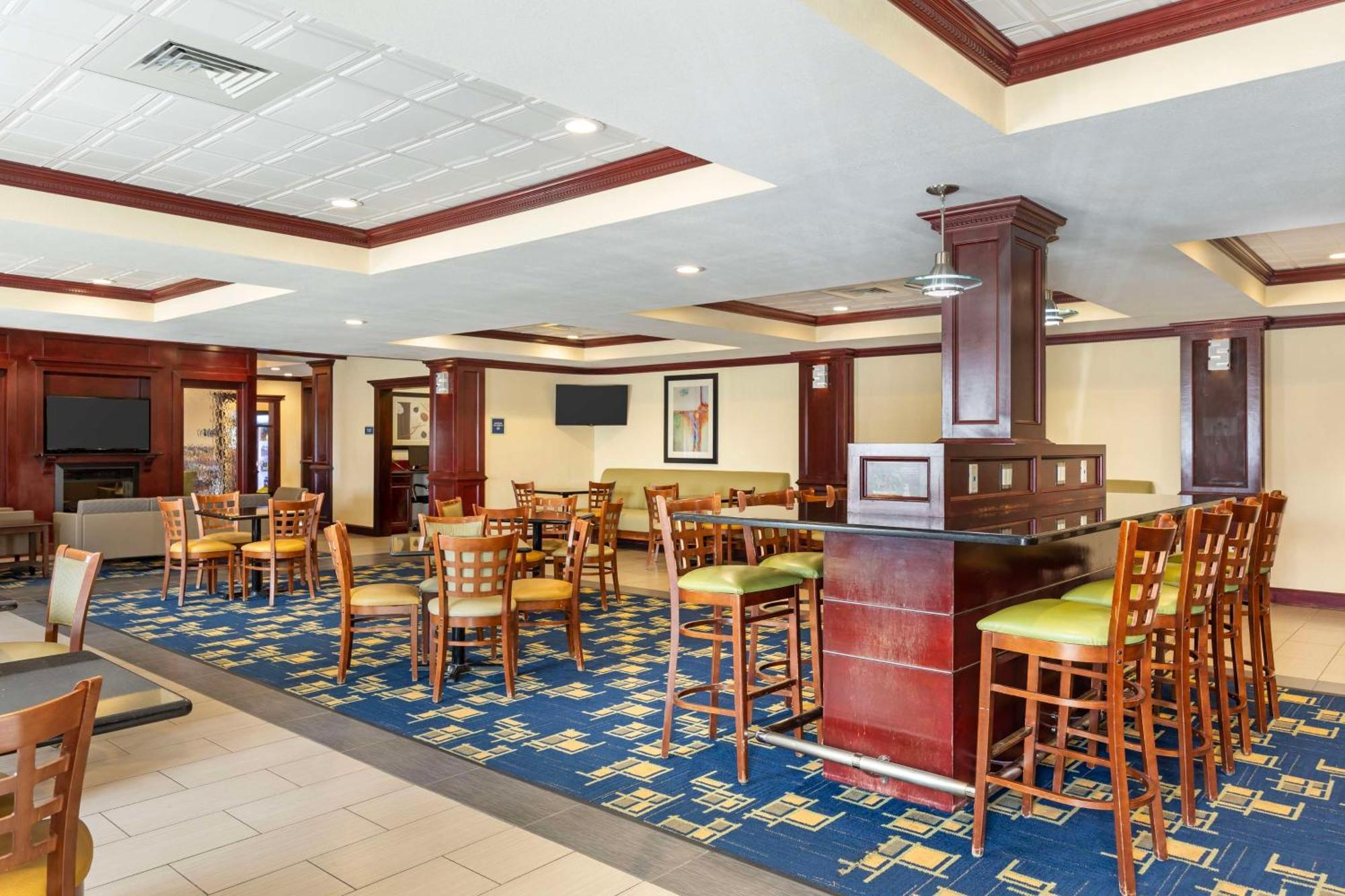 Best Western Plus Pratt Bagian luar foto