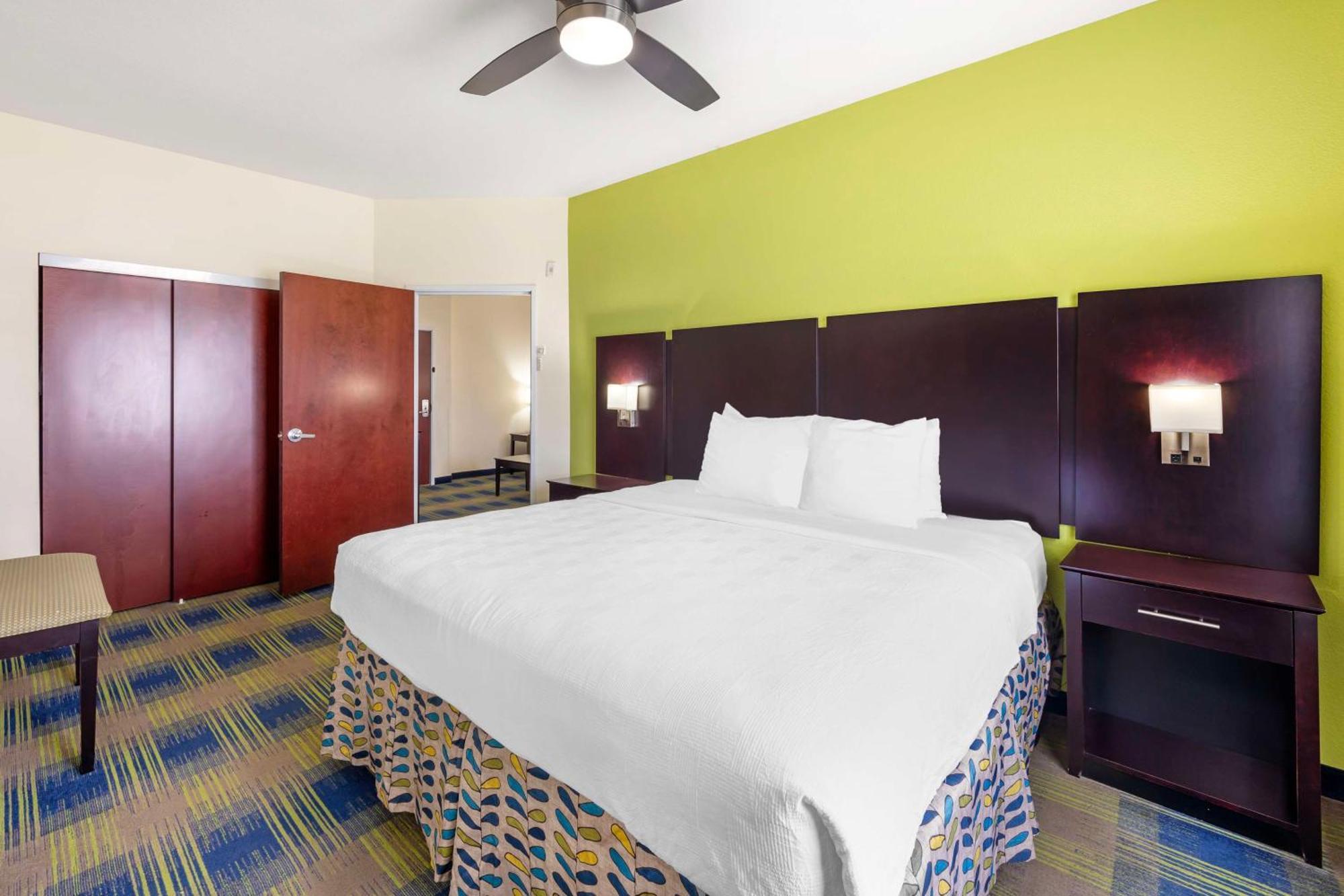 Best Western Plus Pratt Bagian luar foto