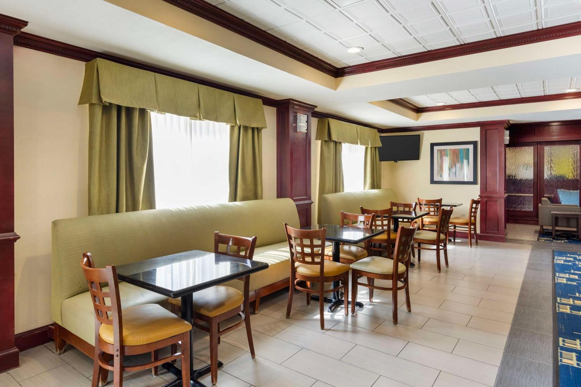 Best Western Plus Pratt Bagian luar foto