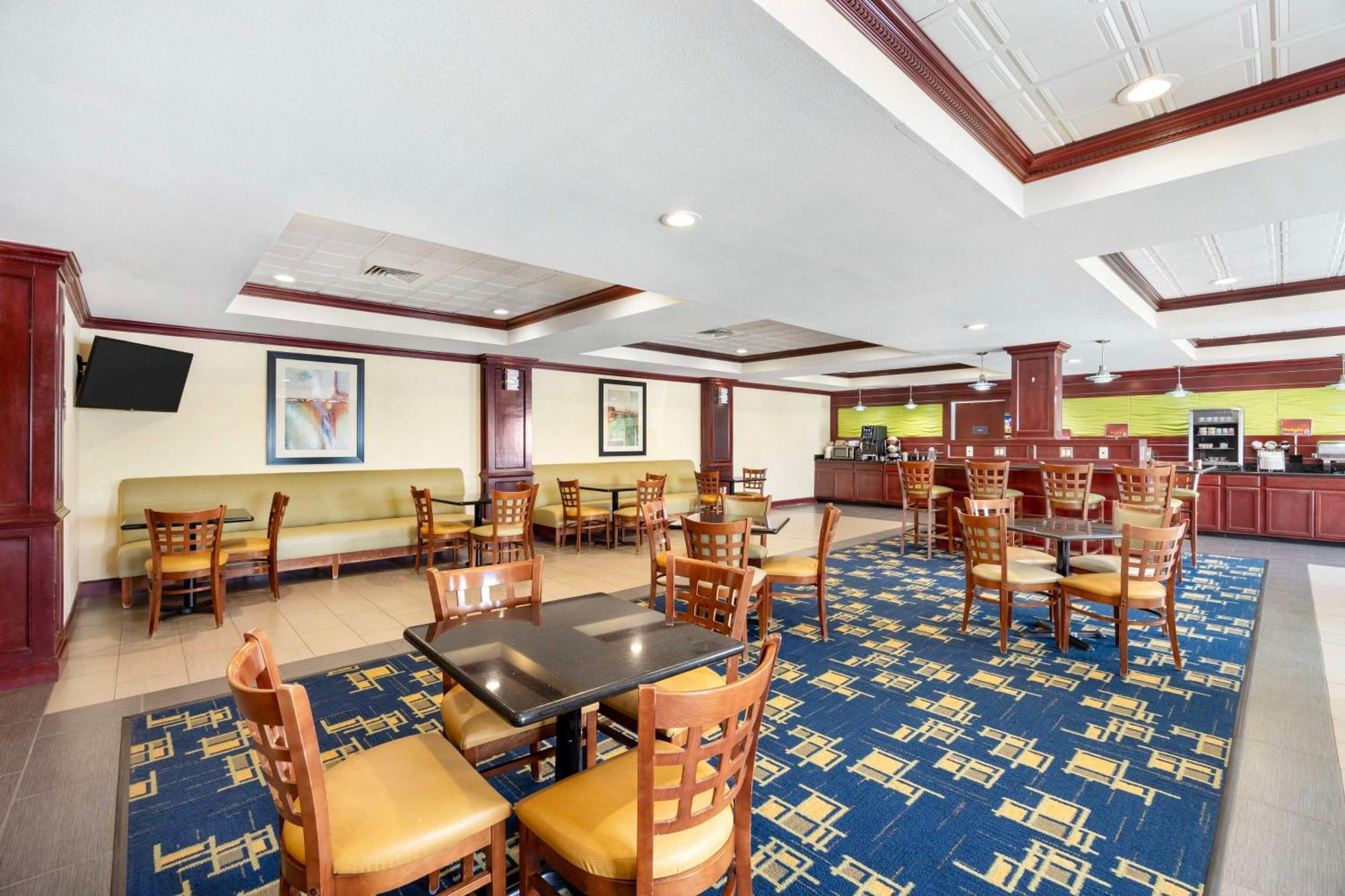 Best Western Plus Pratt Bagian luar foto