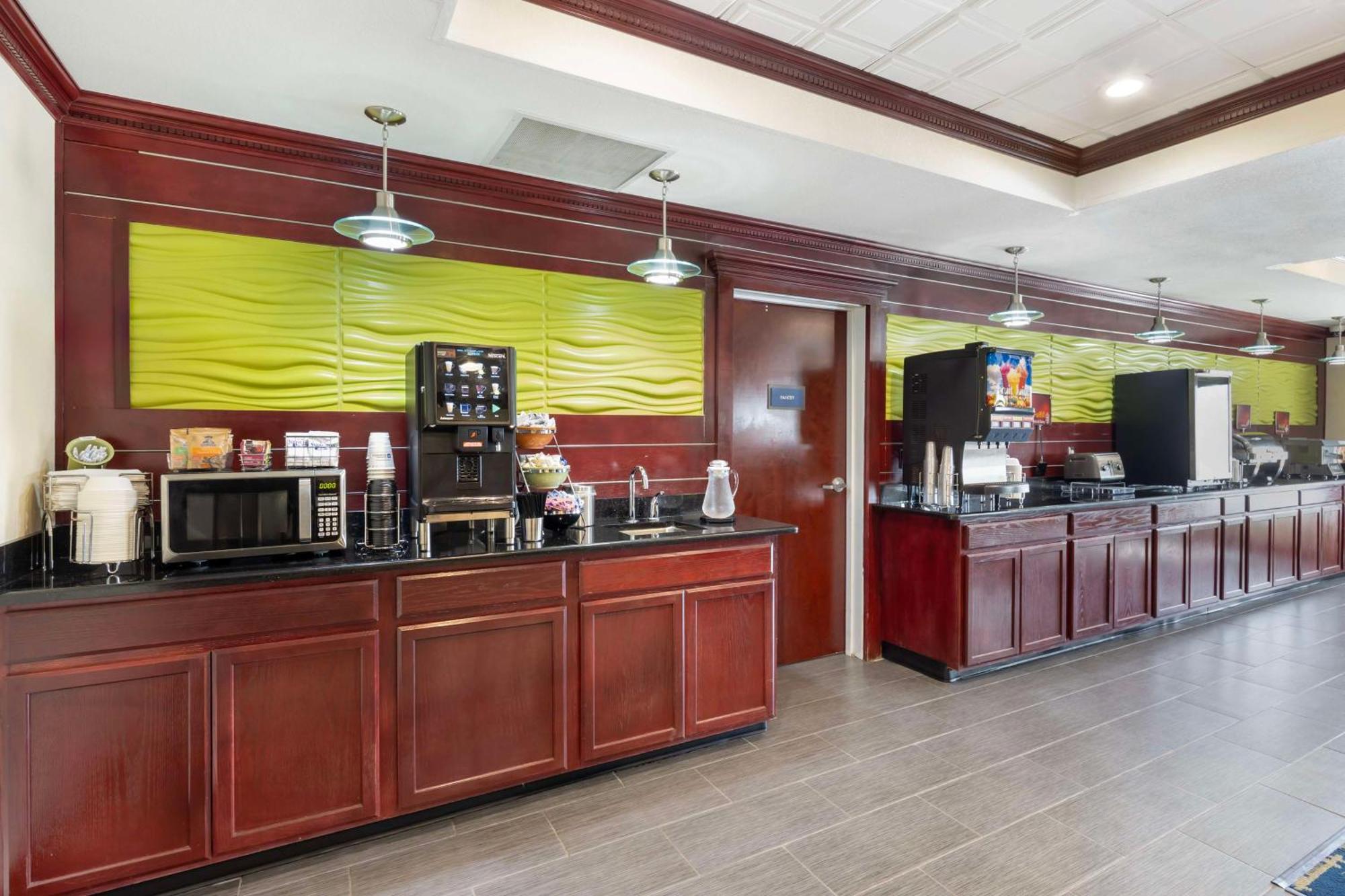 Best Western Plus Pratt Bagian luar foto