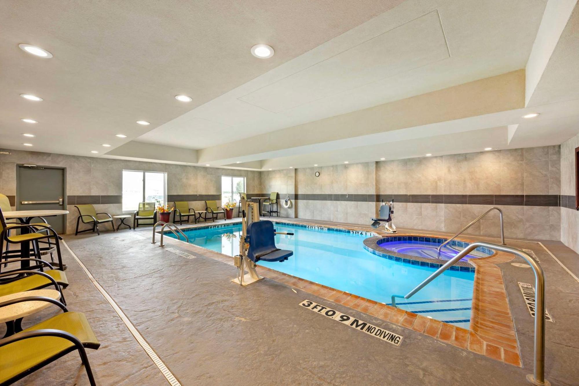 Best Western Plus Pratt Bagian luar foto