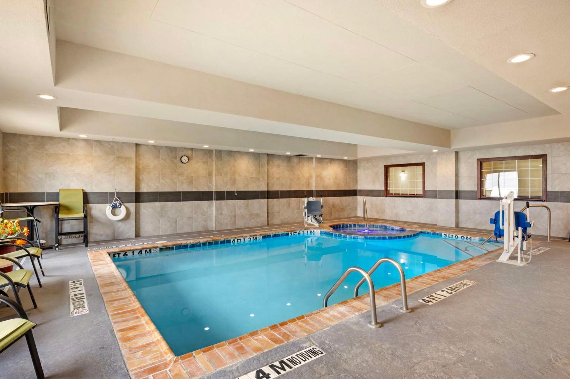 Best Western Plus Pratt Bagian luar foto