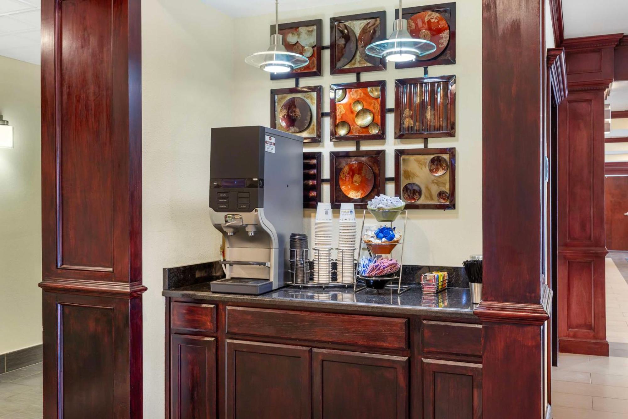 Best Western Plus Pratt Bagian luar foto
