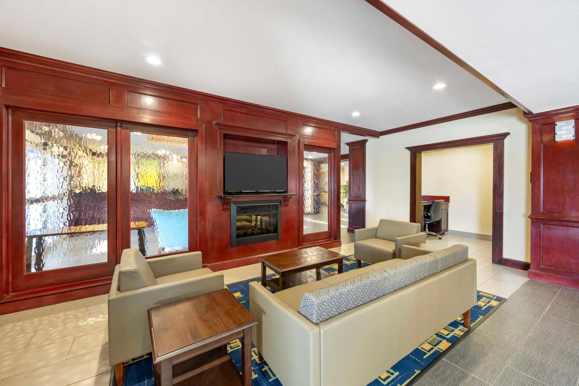 Best Western Plus Pratt Bagian luar foto