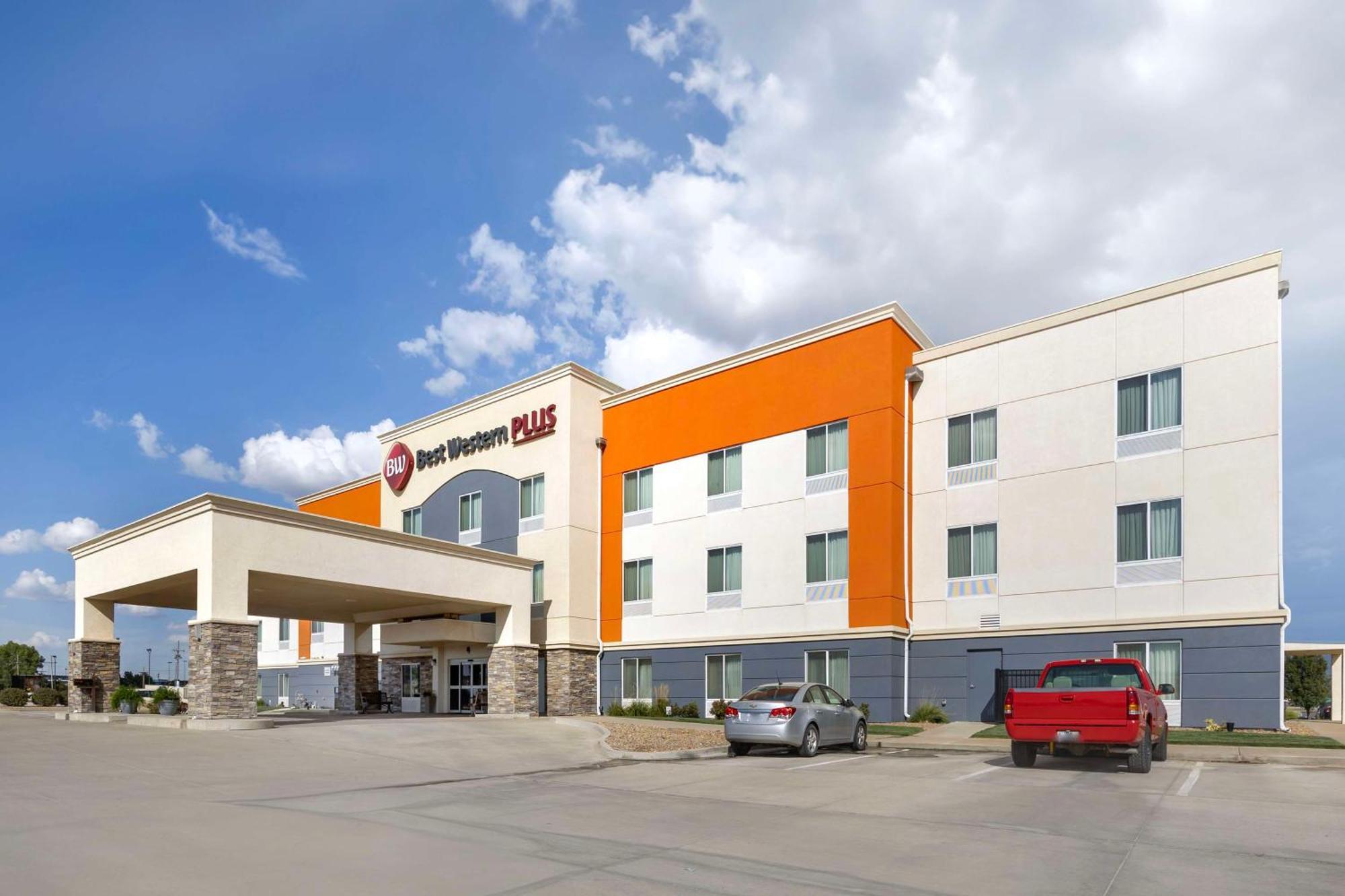 Best Western Plus Pratt Bagian luar foto