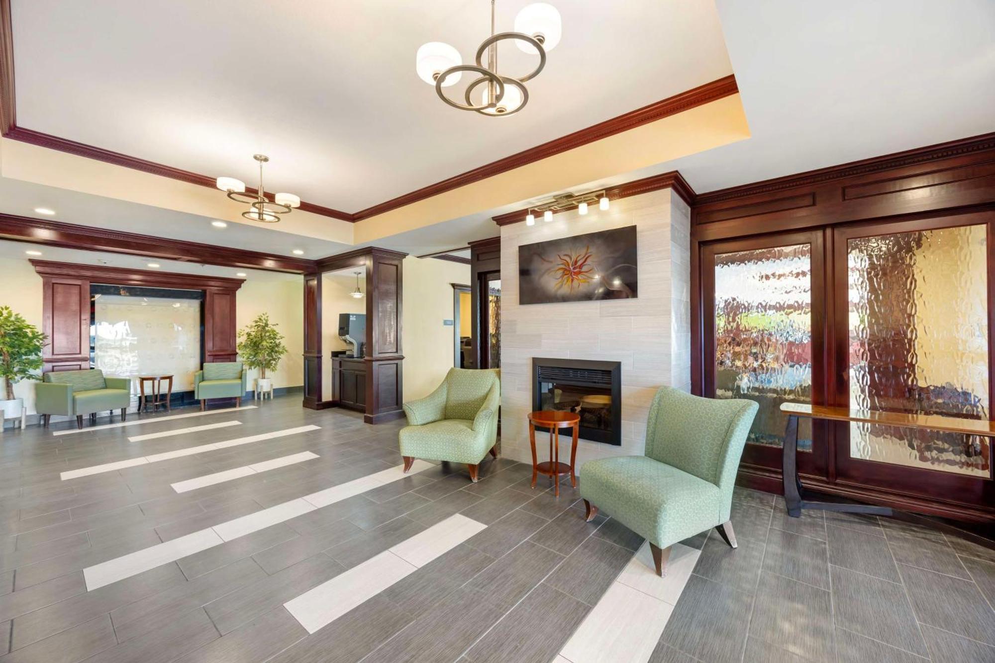 Best Western Plus Pratt Bagian luar foto