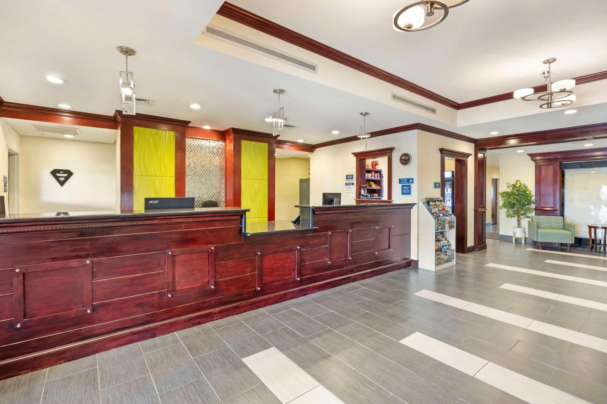 Best Western Plus Pratt Bagian luar foto
