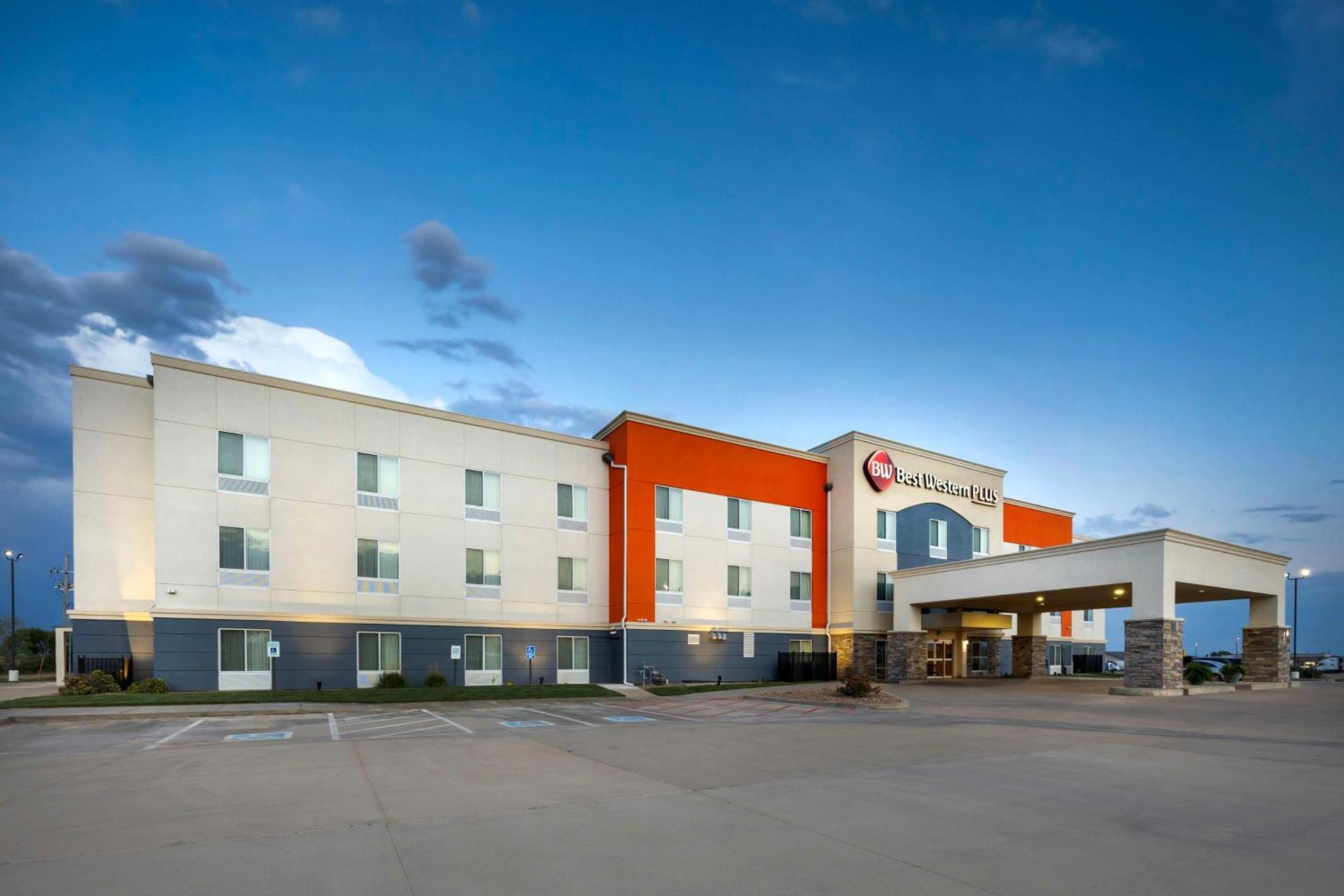 Best Western Plus Pratt Bagian luar foto