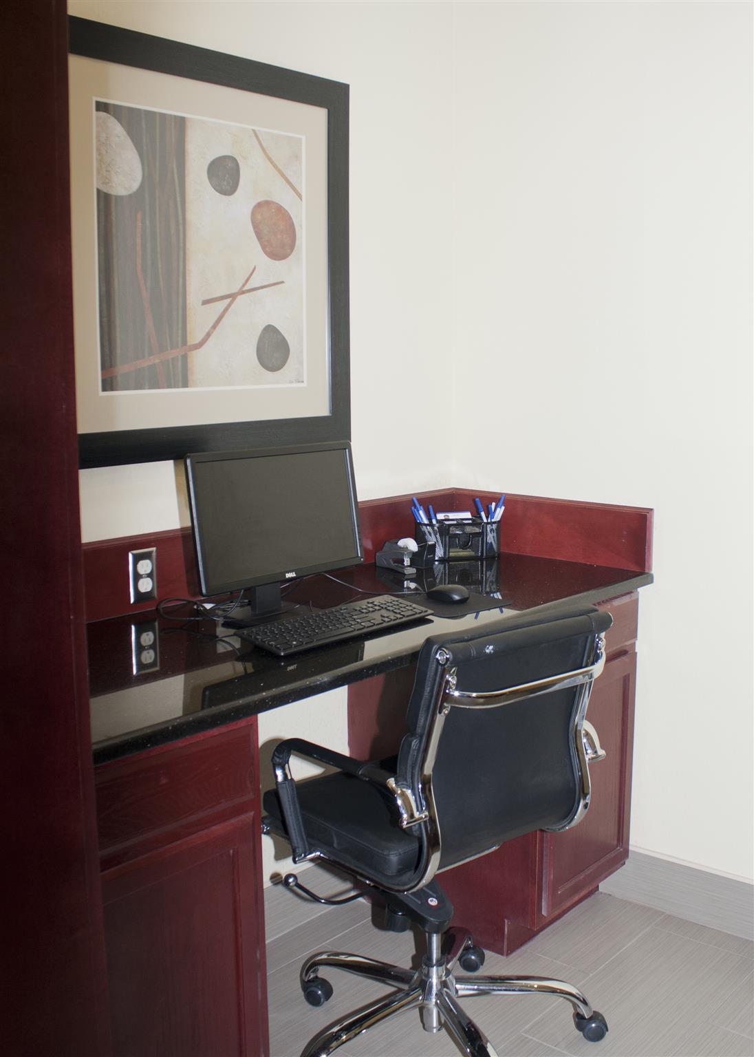 Best Western Plus Pratt Bagian luar foto