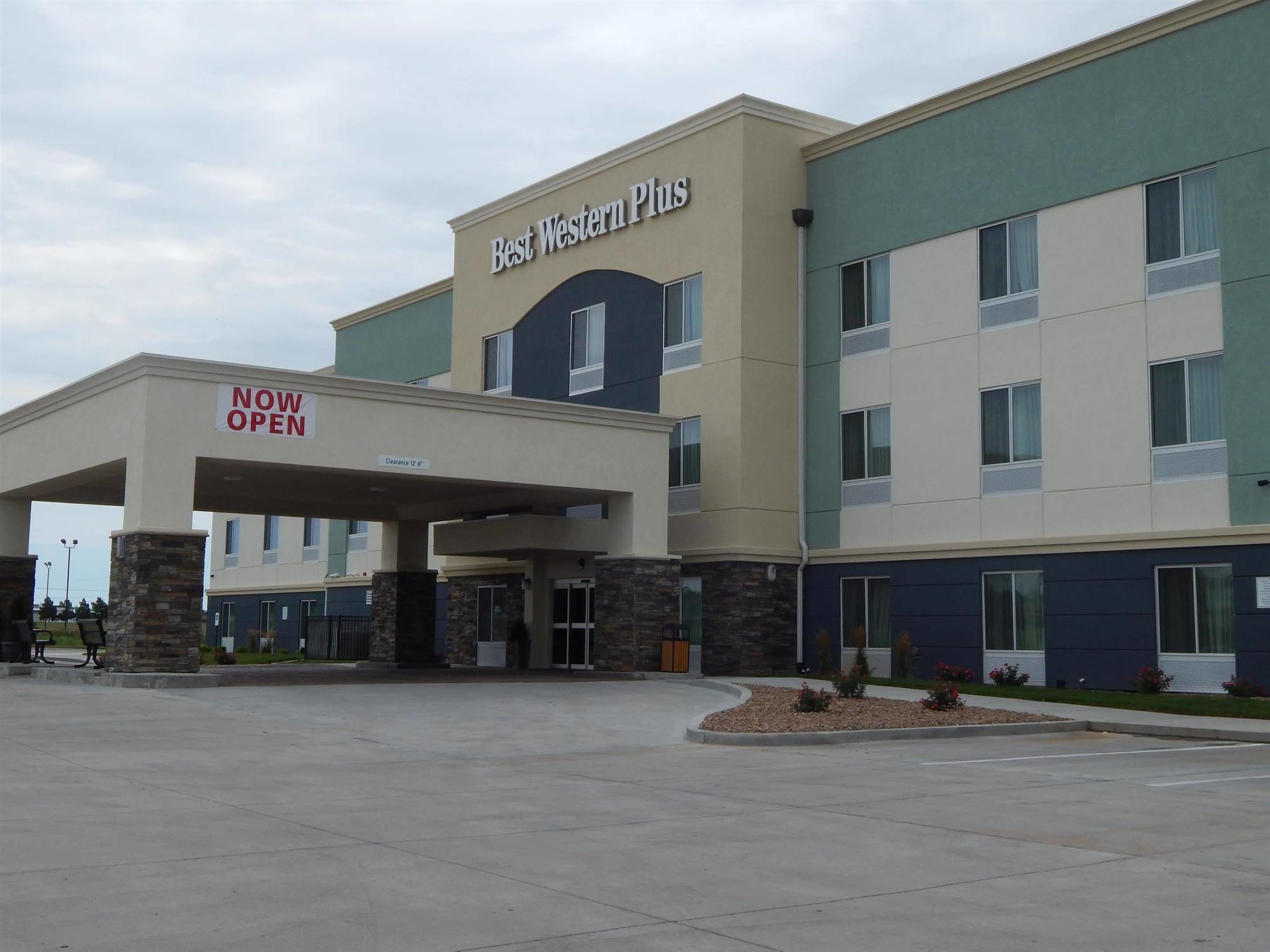 Best Western Plus Pratt Bagian luar foto