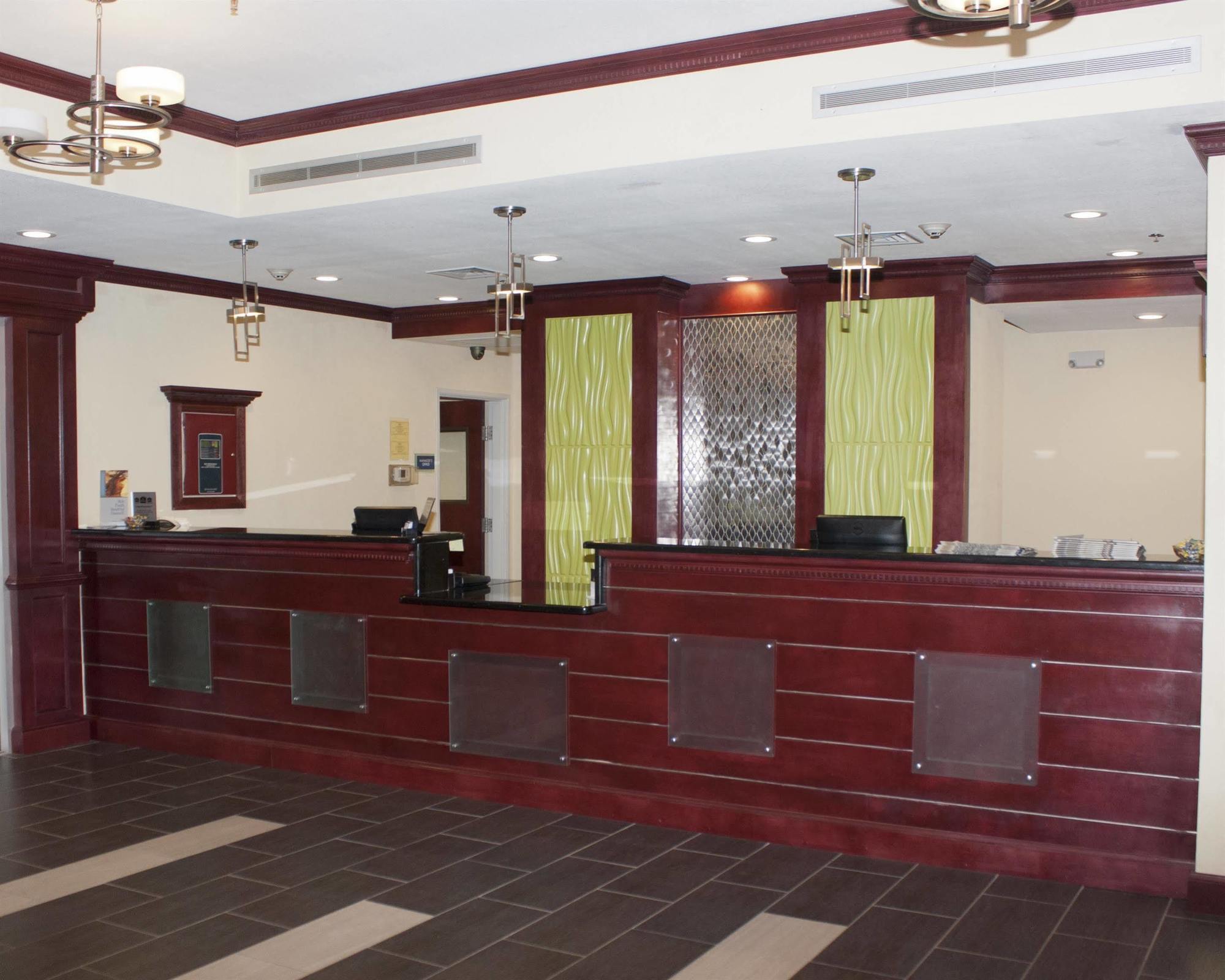 Best Western Plus Pratt Bagian luar foto