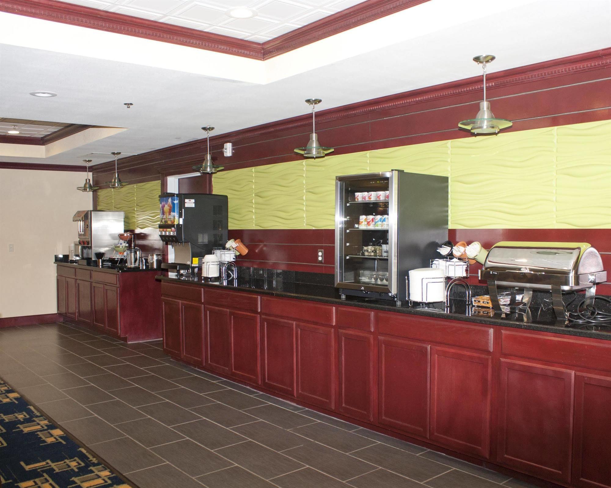 Best Western Plus Pratt Bagian luar foto