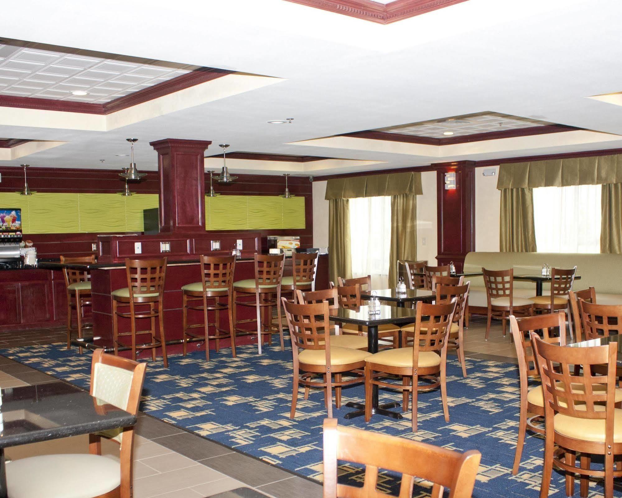 Best Western Plus Pratt Bagian luar foto
